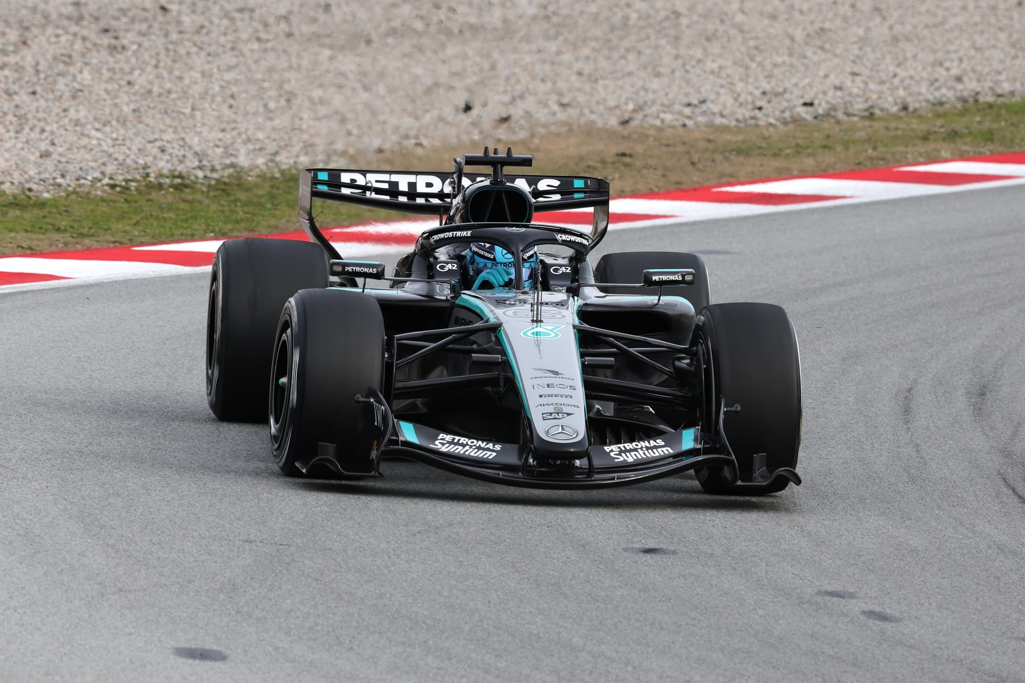 La Mercedes pendant le test F1 2026