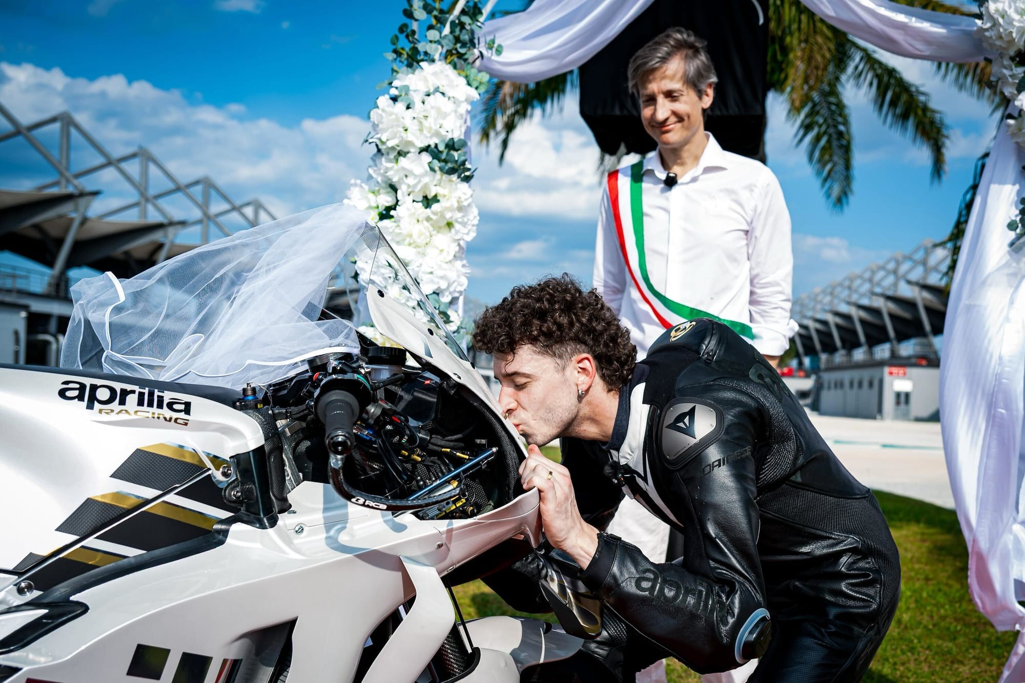 🤝🏍️ Bezzecchi et Aprilia rempilent : une pièce maîtresse du puzzle MotoGP 2027