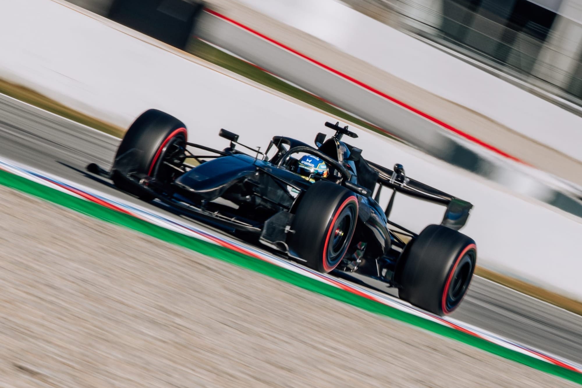 đïž George Russell juge lâAston Martin 2026 « spectaculaire » : une AMR26 qui intrigue dĂ©jĂ