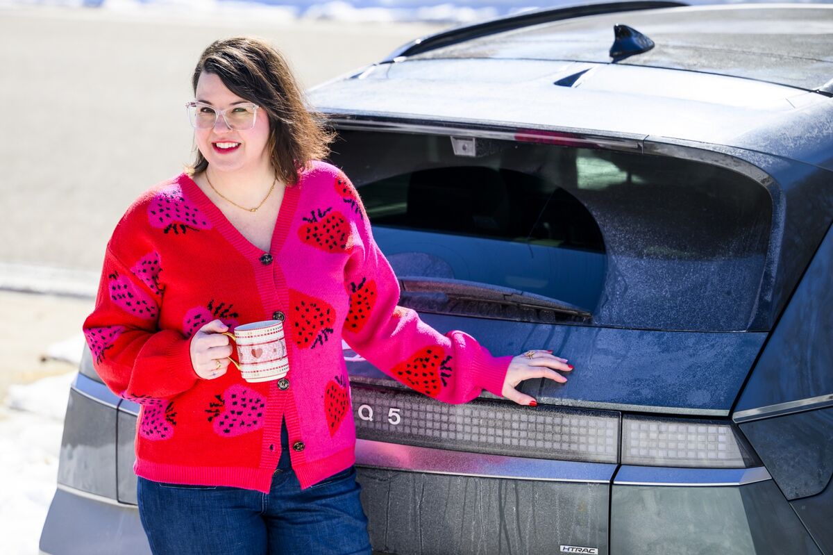 Kim Mestre prête à utiliser sa Hyundai Ioniq pour alimenter une cafetière