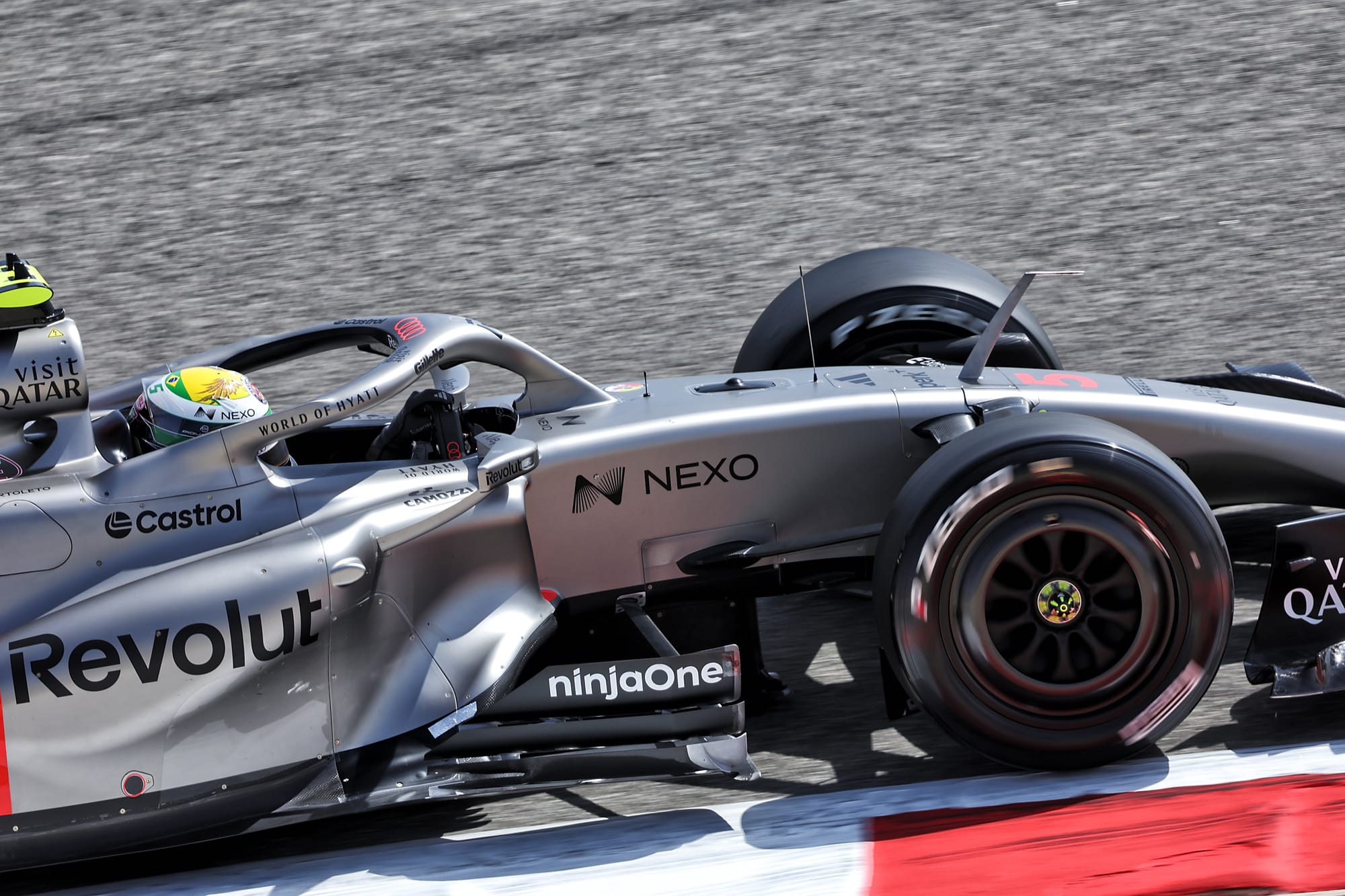 Vue détaillée de la carrosserie d’Audi aux essais F1, avec la forme affinée des pontons