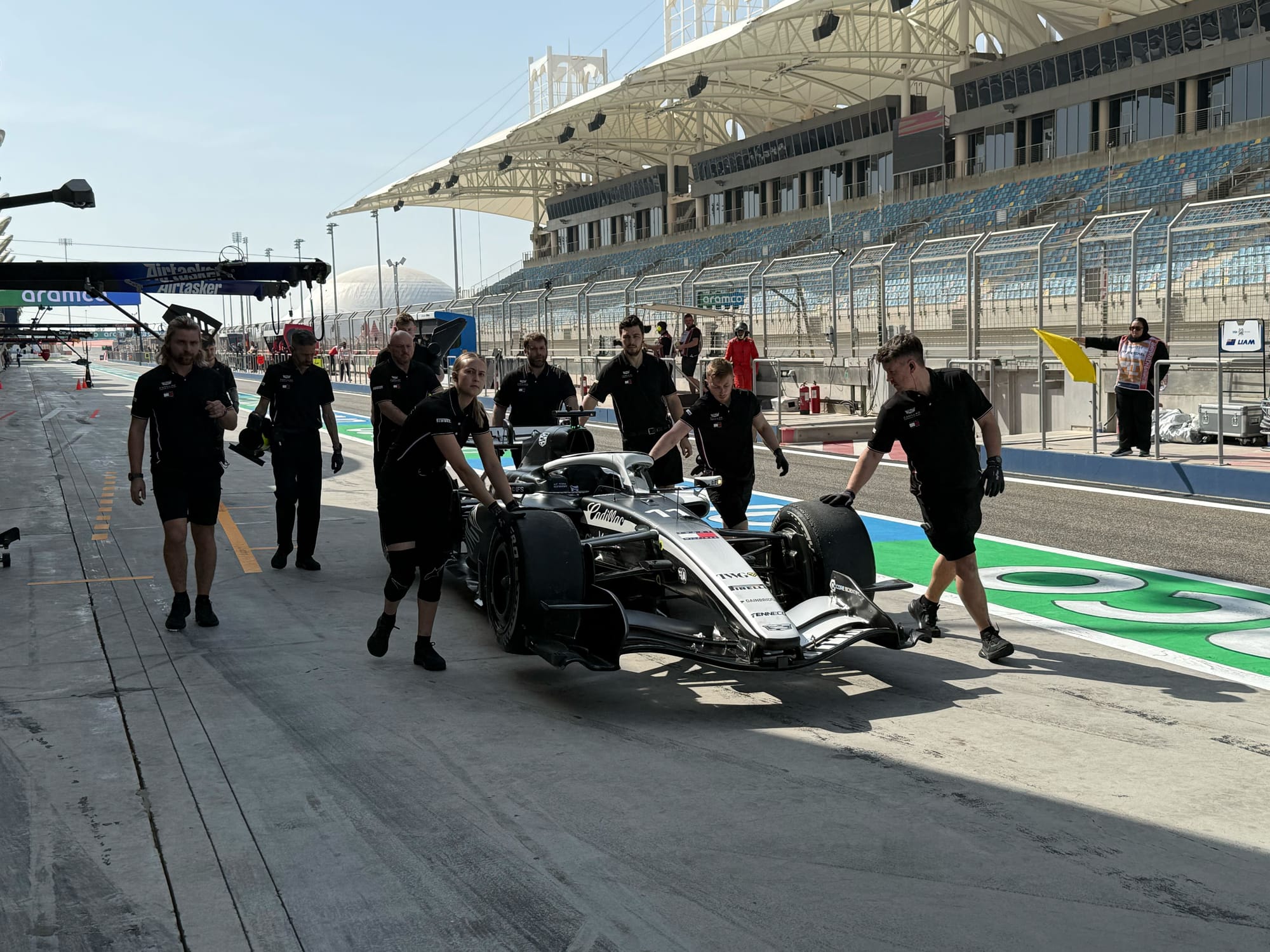 🚩 Essais F1 à Bahreïn : drapeau rouge Cadillac et premiers repères chronos