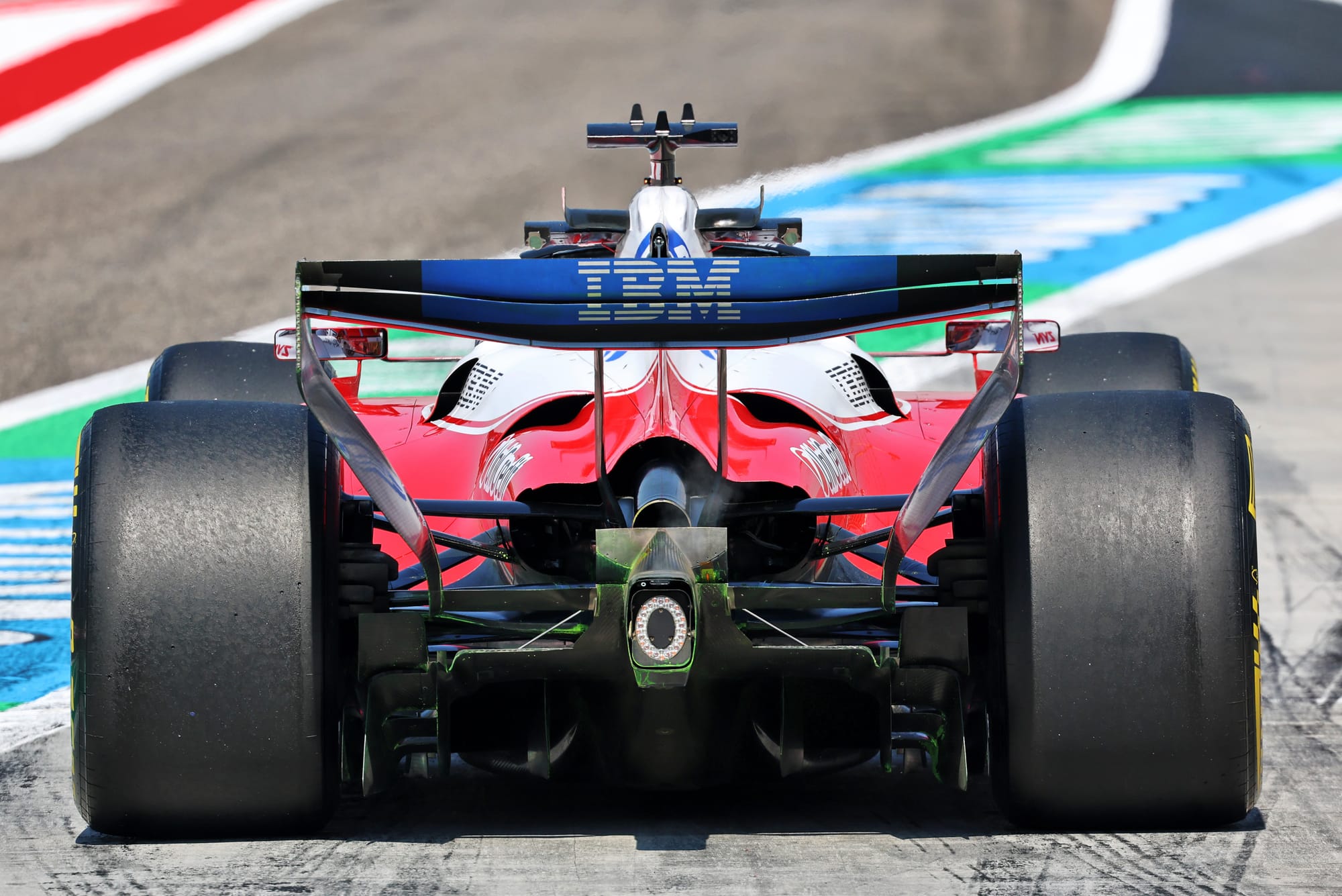 Ferrari surprend à Bahreïn avec une nouvelle aile derrière l’échappement 🔥