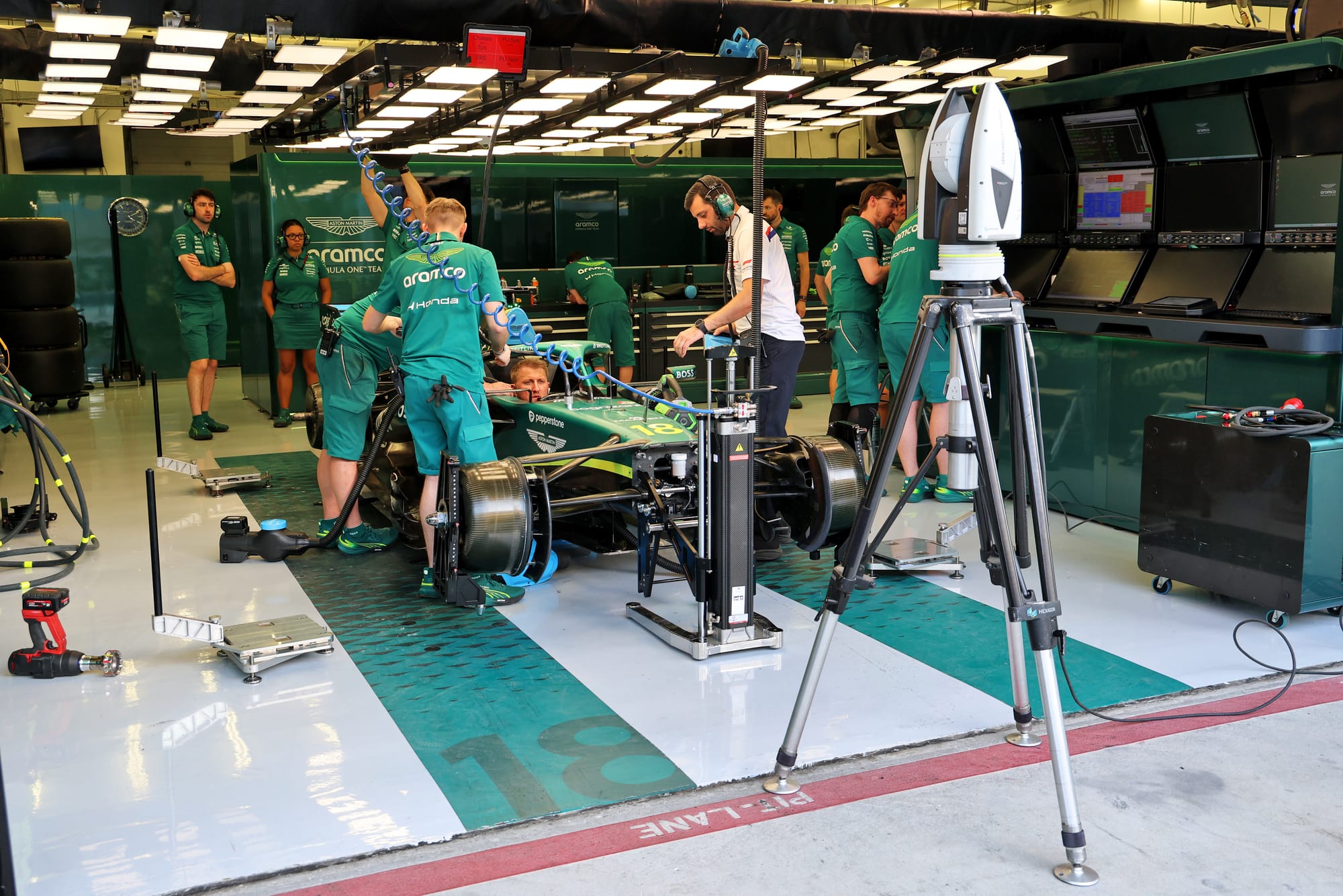 Aston Martin stoppée net à Bahreïn : six tours seulement et déjà l’alerte 🚨