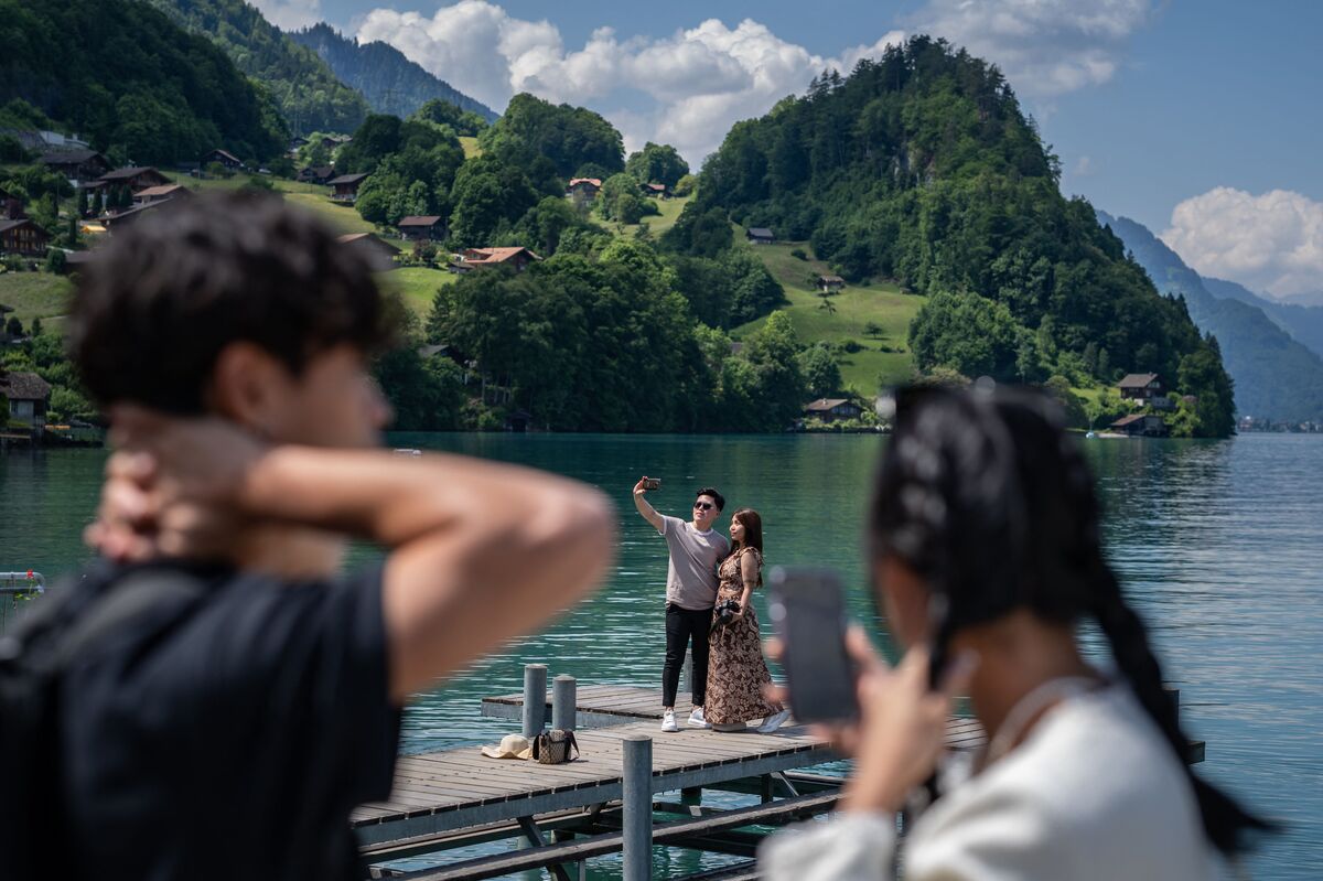 Touristes au bord du lac de Brienz, dans le village d’Iseltwald.
