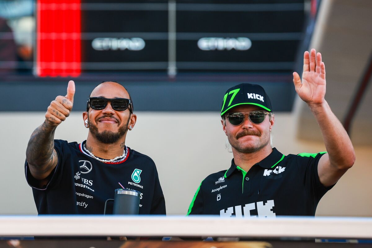 Lewis Hamilton et Valtteri Bottas saluent lors d’une course à Abu Dhabi.