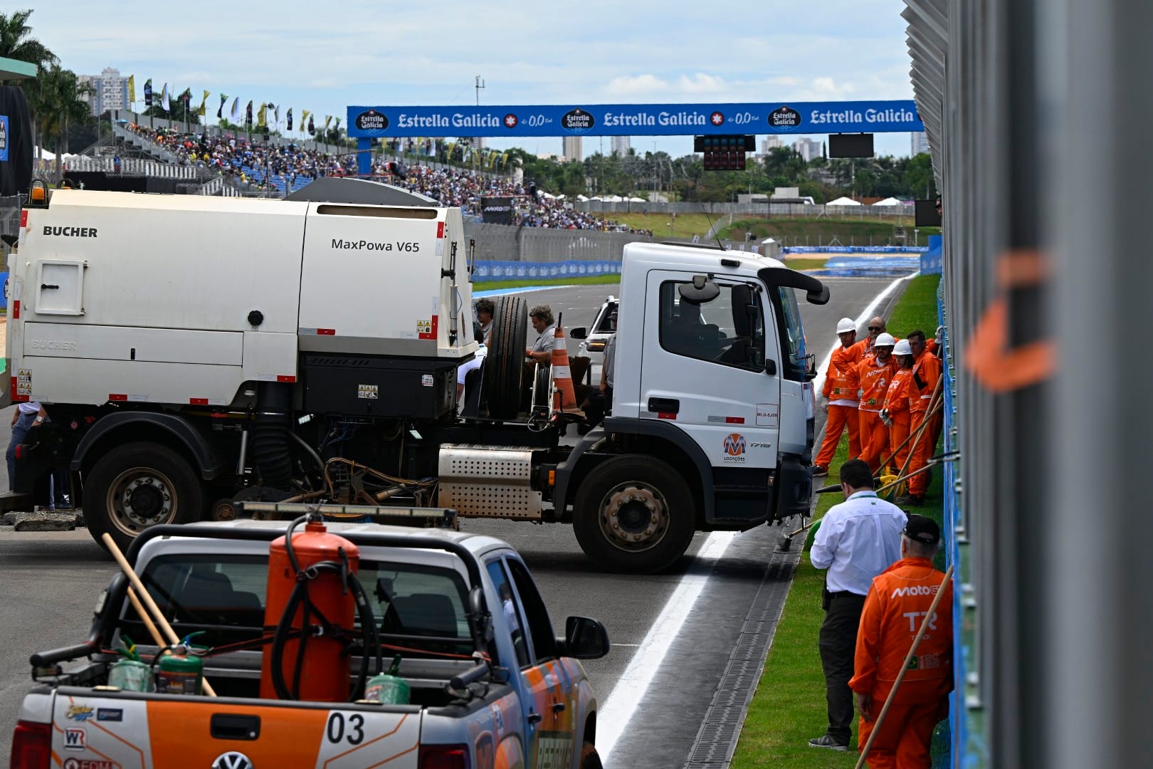 Travaux de réparation après un affaissement de la piste à Goiania