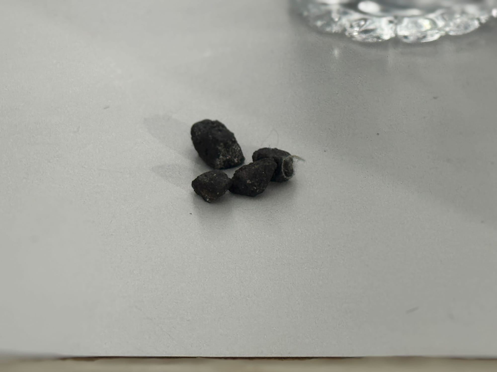 Des morceaux d’asphalte retrouvés dans une botte après les projections à Goiania