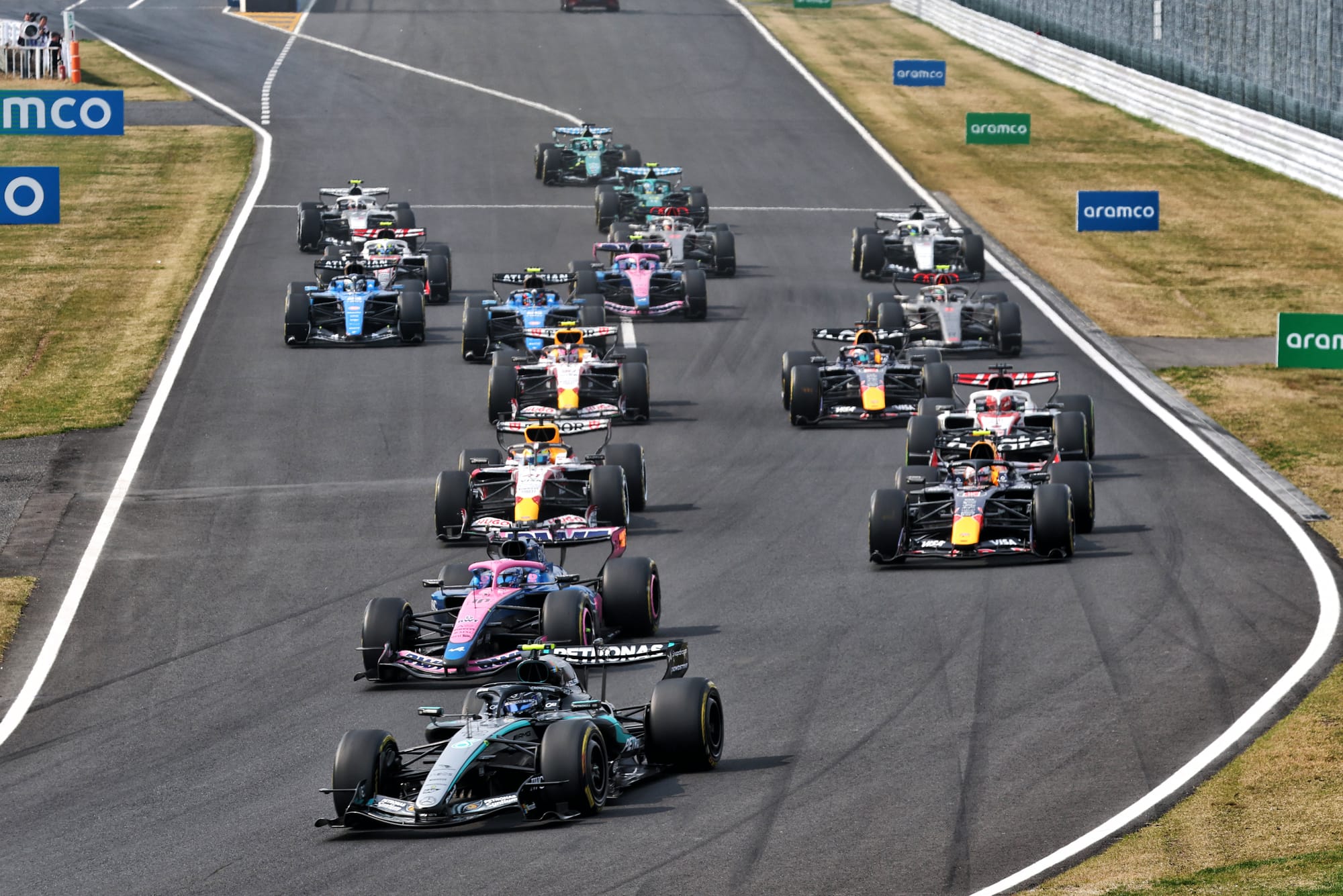 Suzuka renversé : Antonelli s'impose après une safety car décisive