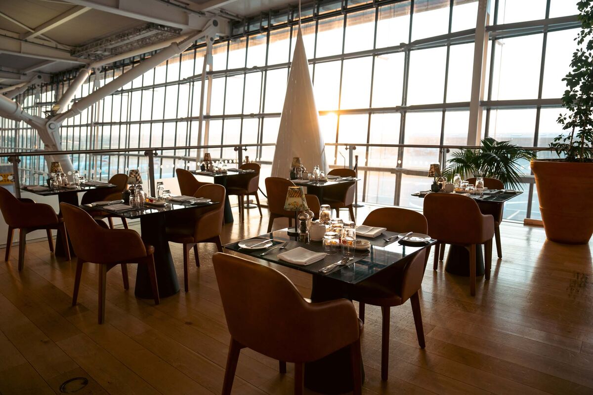 Espace restauration au Concorde Lounge