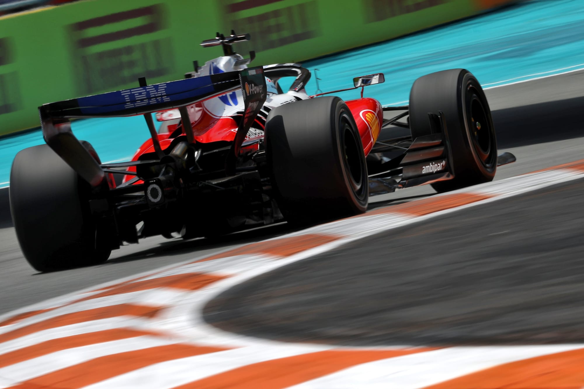Miami 2026 : Leclerc frappe fort d’entrée lors d’une FP1 prolongée, Verstappen en embuscade