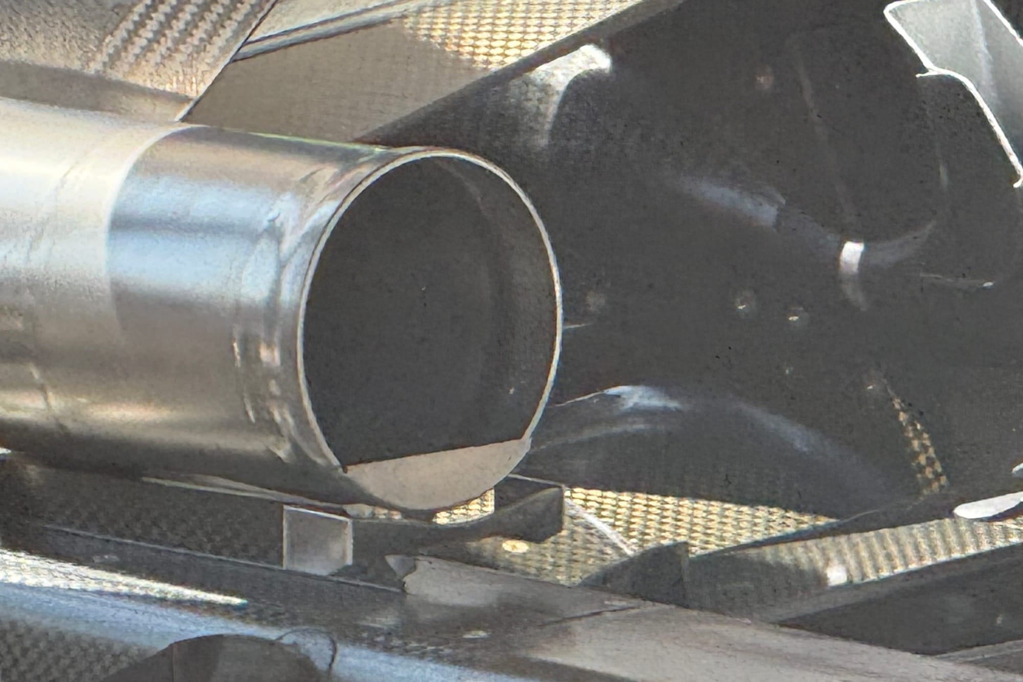 McLaren : une petite plaque sous l’échappement avec un support en forme d’ailette