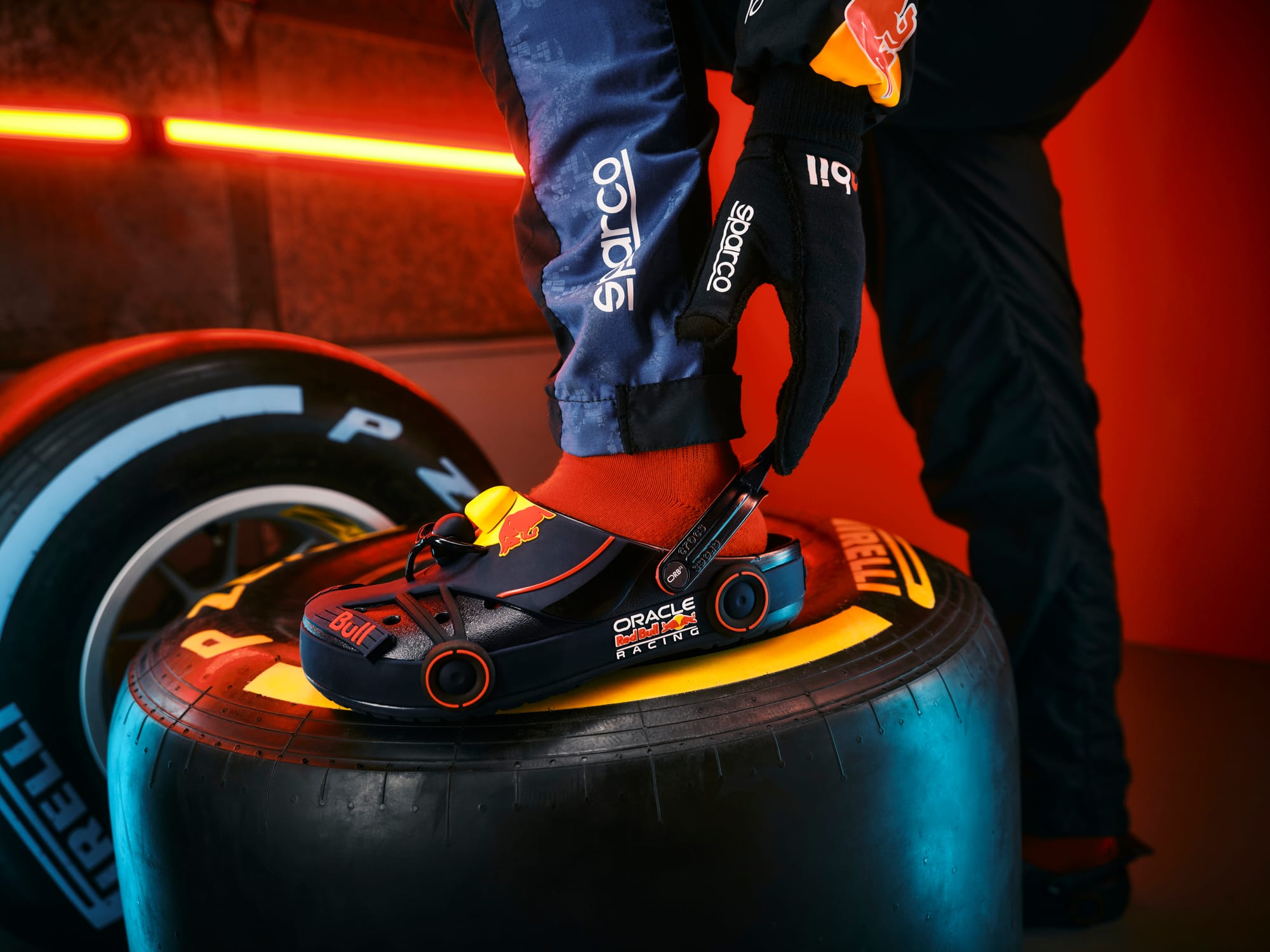 Red Bull Racing s’associe à Crocs et signe une collection inspirée de la Formule 1