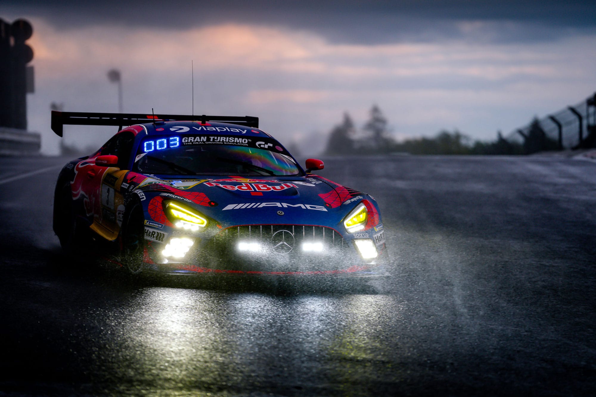 Verstappen découvre la nuit du Nürburgring, entre pluie et vitesse supersonique