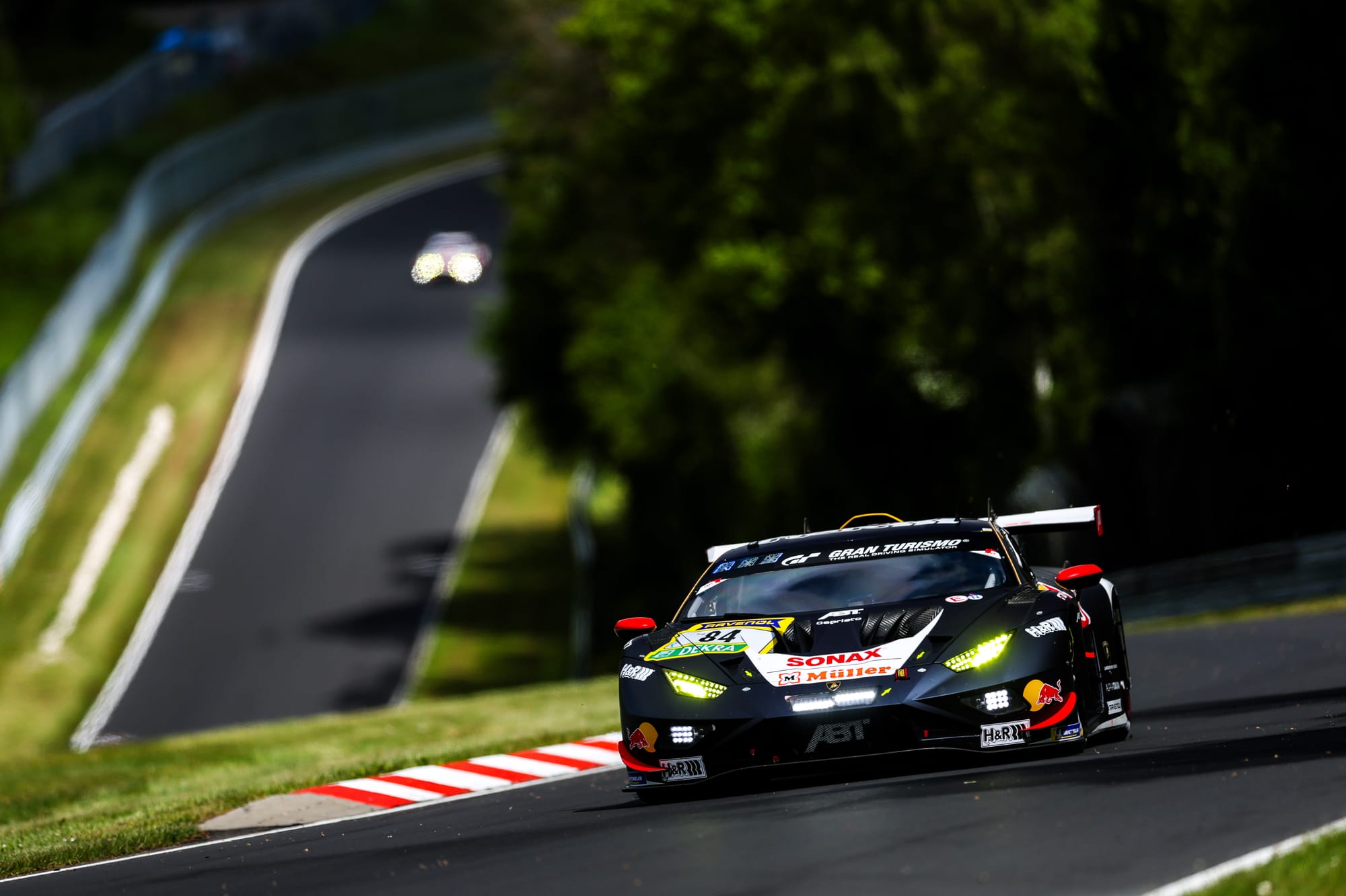 Luca Engstler offre la pole des 24 Heures du Nürburgring à la Lamborghini #84