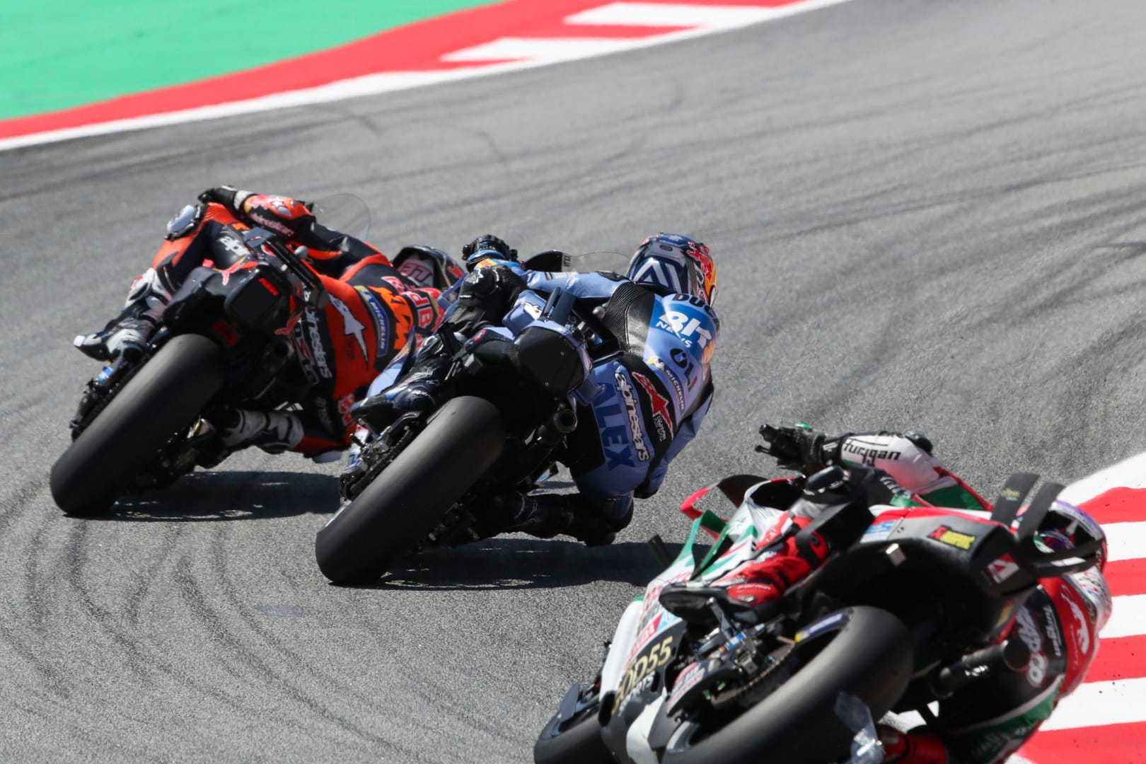 Alex Marquez triomphe au sprint MotoGP de Barcelone après un mano a mano étouffant avec Acosta