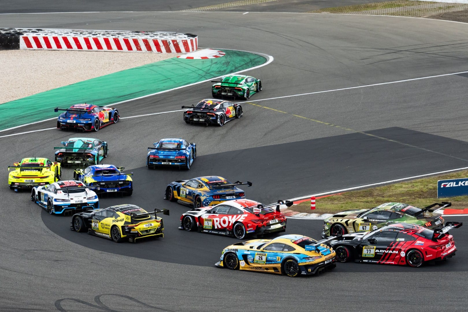 Nürburgring 24 Heures 2026 : pénalité, contact et crevaison pour les Lamborghini de tête dès la première heure