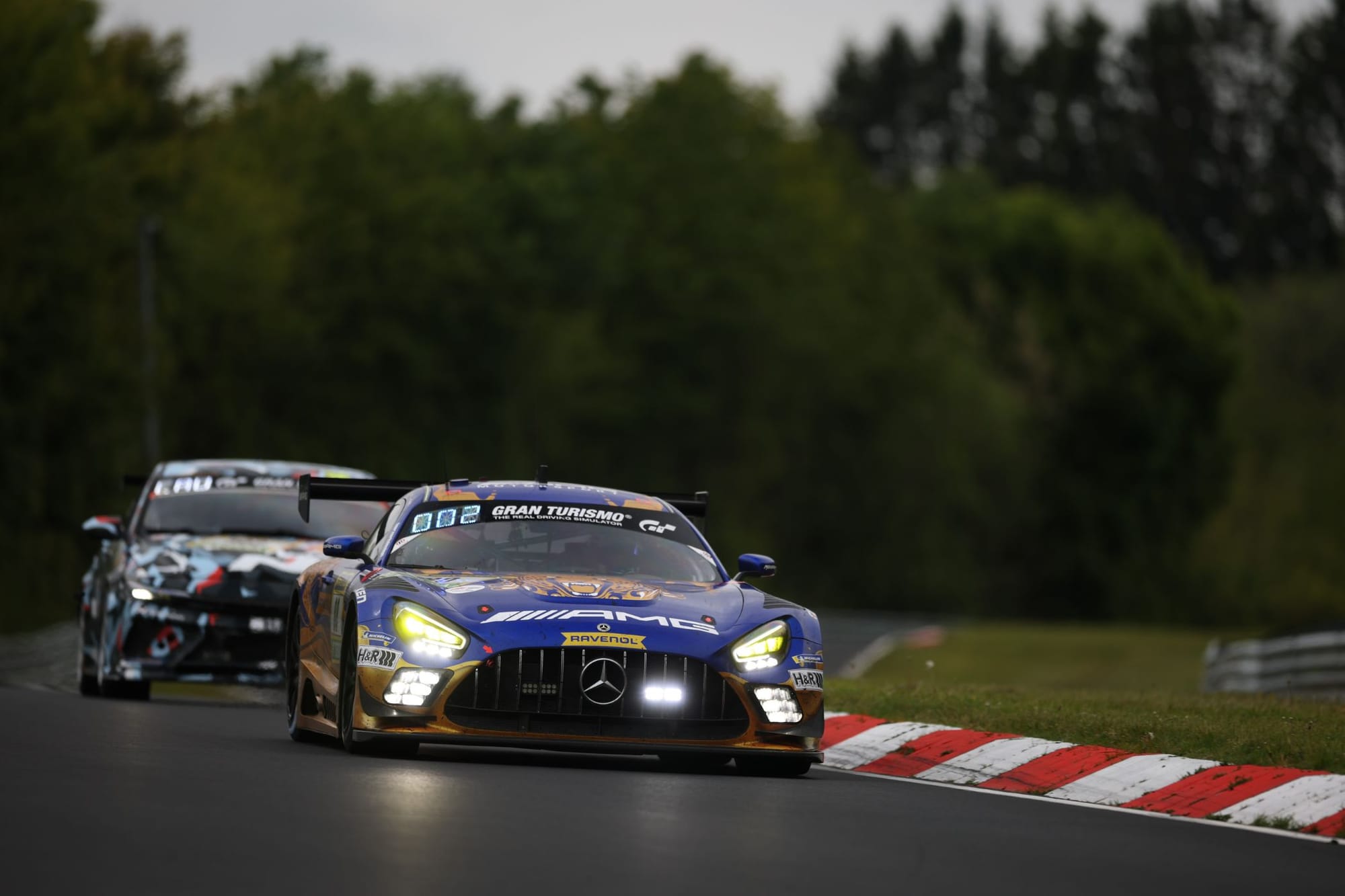 Nürburgring 24 Heures : Mercedes s’impose, la victoire s’échappe pour l’équipe Verstappen après une casse