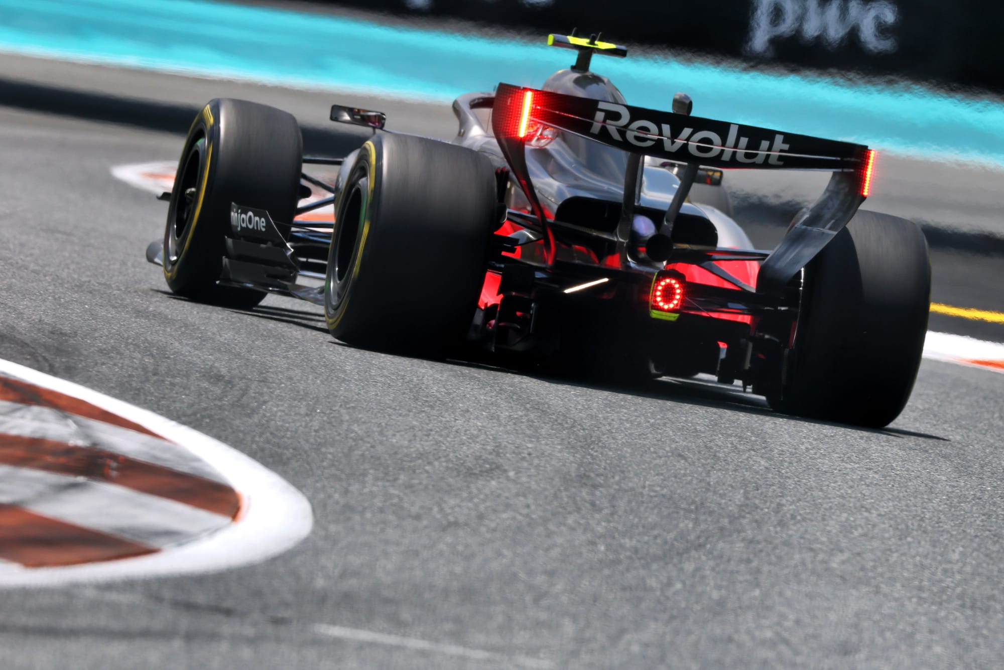 F1 2026 : le carburant durable, la révolution discrète qui pourrait rouvrir la porte aux V8