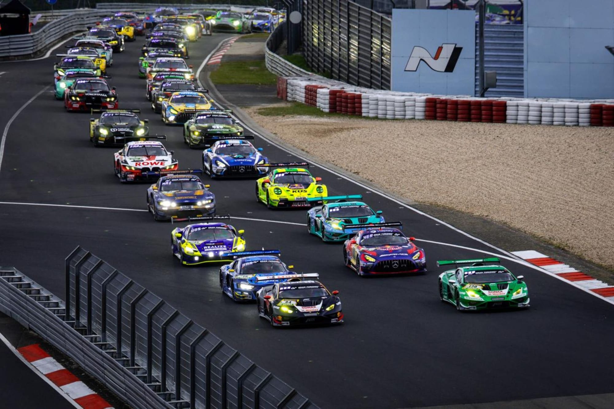 24 Heures du Nürburgring 2026 : Mercedes triomphe, Verstappen marque les esprits, et les favoris vacillent