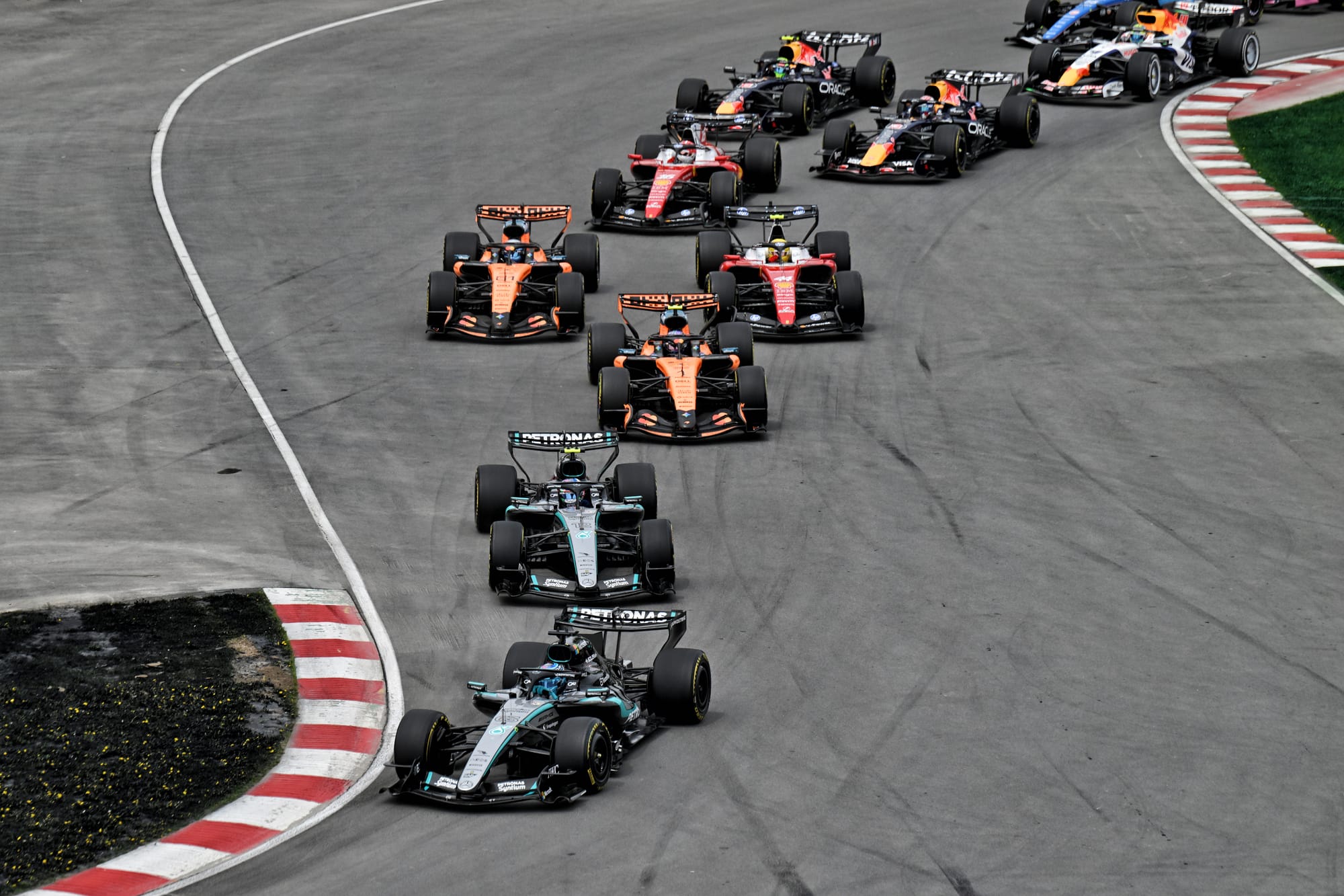 Russell en tête au Canada : Mercedes verrouille la première ligne, Stroll part des stands