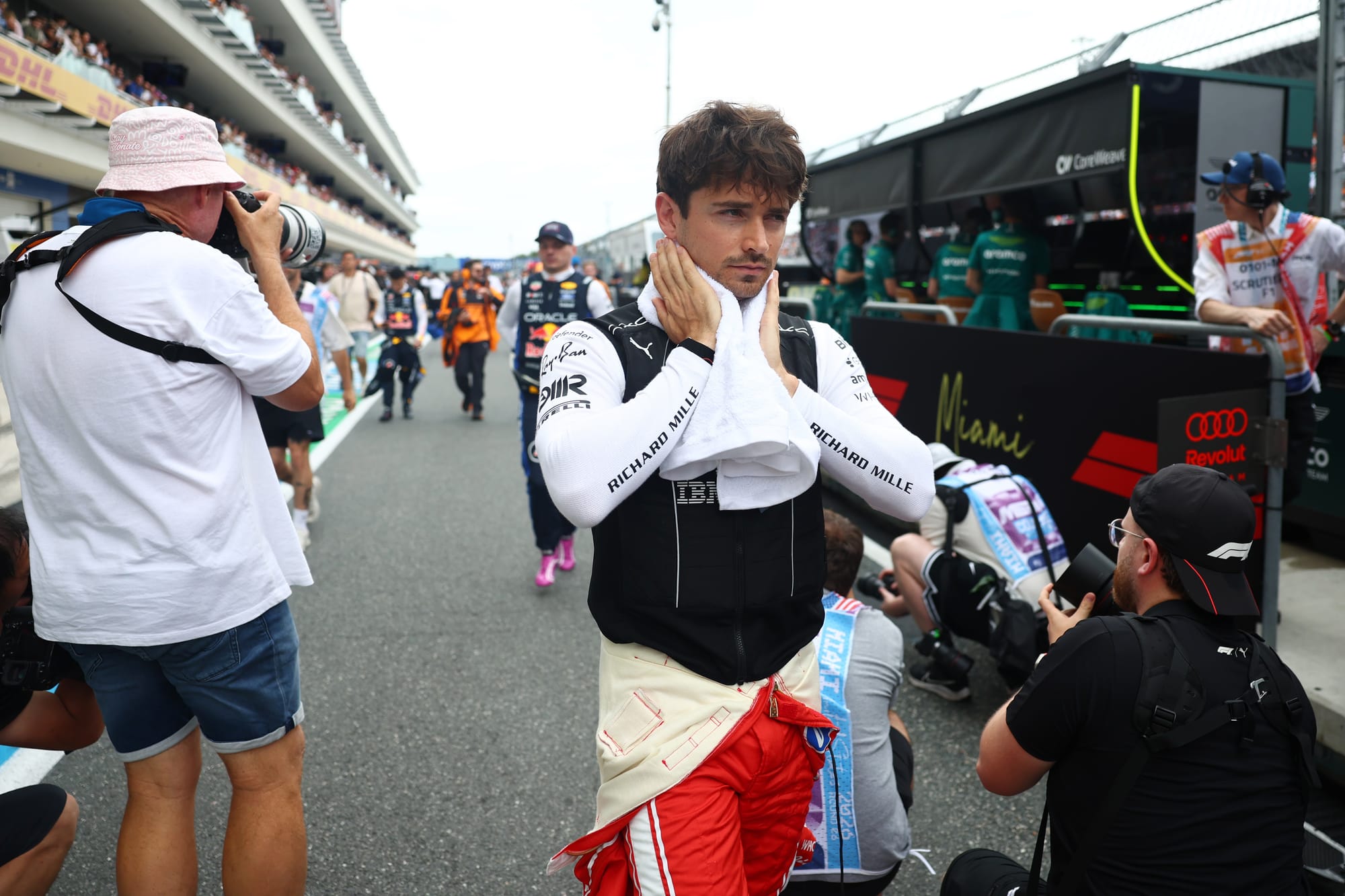 Leclerc, entre ambition et fidélité, face au pari Ferrari
