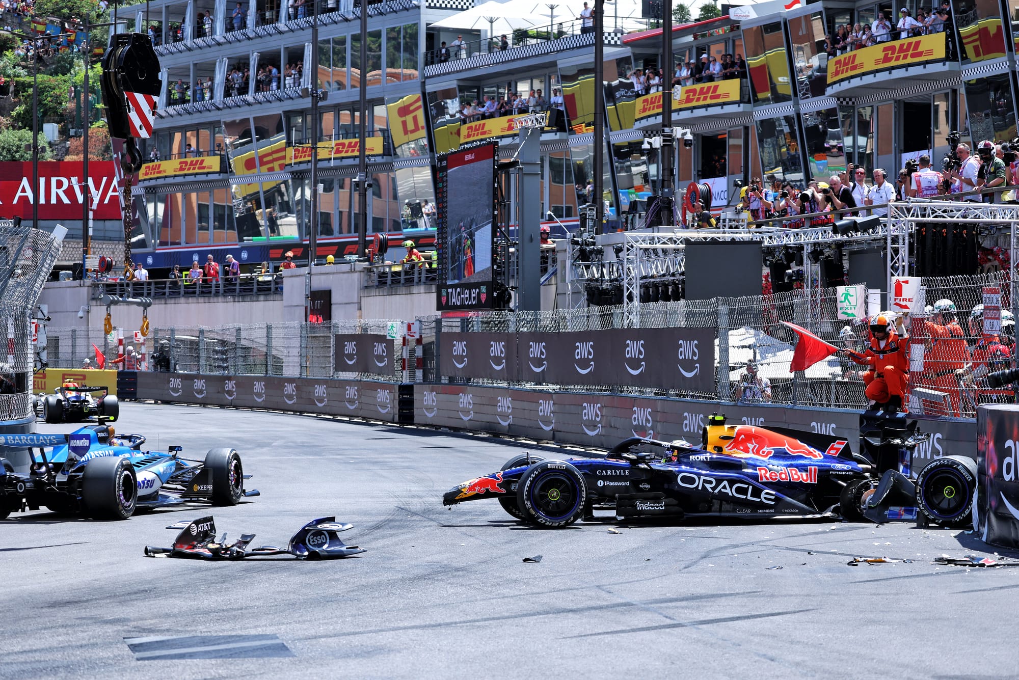 Ferrari démarre fort à Monaco: Leclerc devance Hamilton, Hadjar au mur en FP1