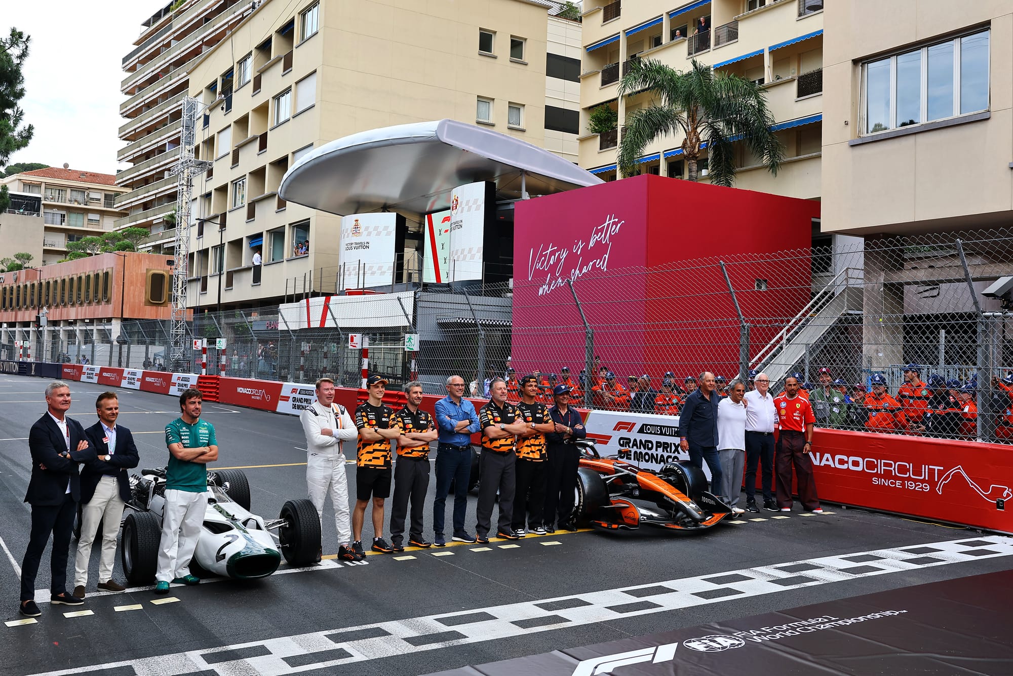 Des vainqueurs McLaren d’hier et d’aujourd’hui posent avec la M2B et la MCL40