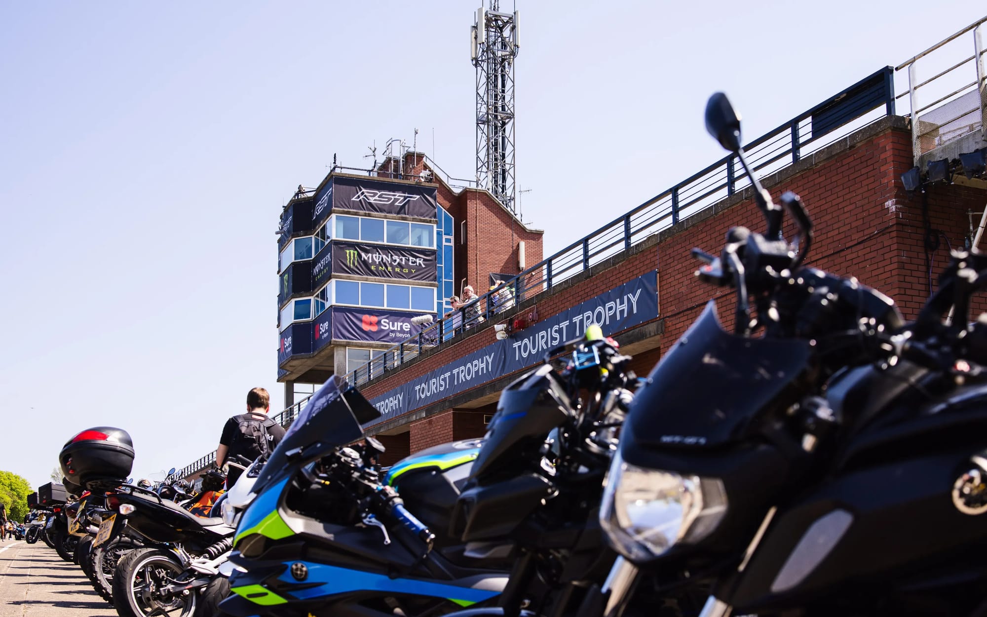 Isle of Man TT 2026 : point complet sur l’état des pilotes blessés et l’élan de solidarité