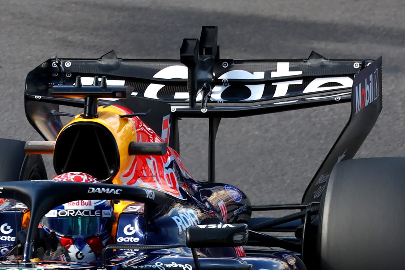 Vue rapprochée des éléments additionnels sur l’aileron arrière Mercedes