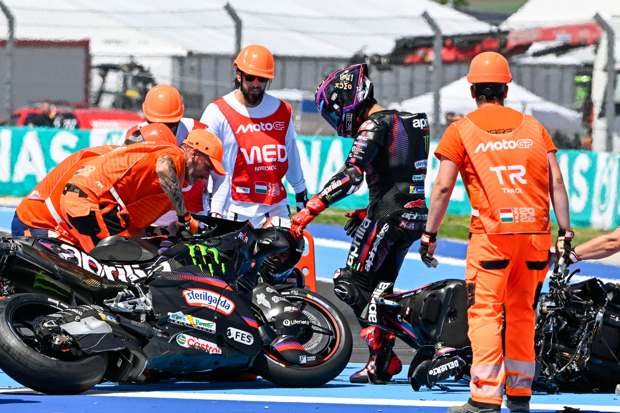 Marc Marquez signe sa 100e victoire après un duel incandescent avec Pedro Acosta, Aprilia décimée dès le premier virage