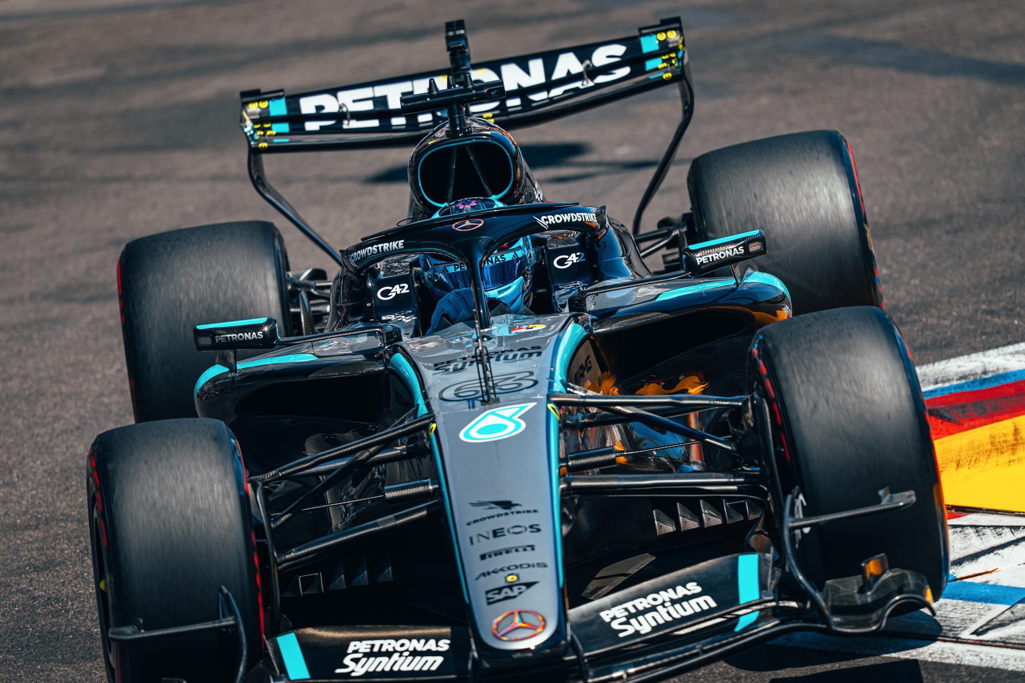 Russell face à Antonelli en F1 2026 : quand le style de pilotage fait basculer la bataille des pneus