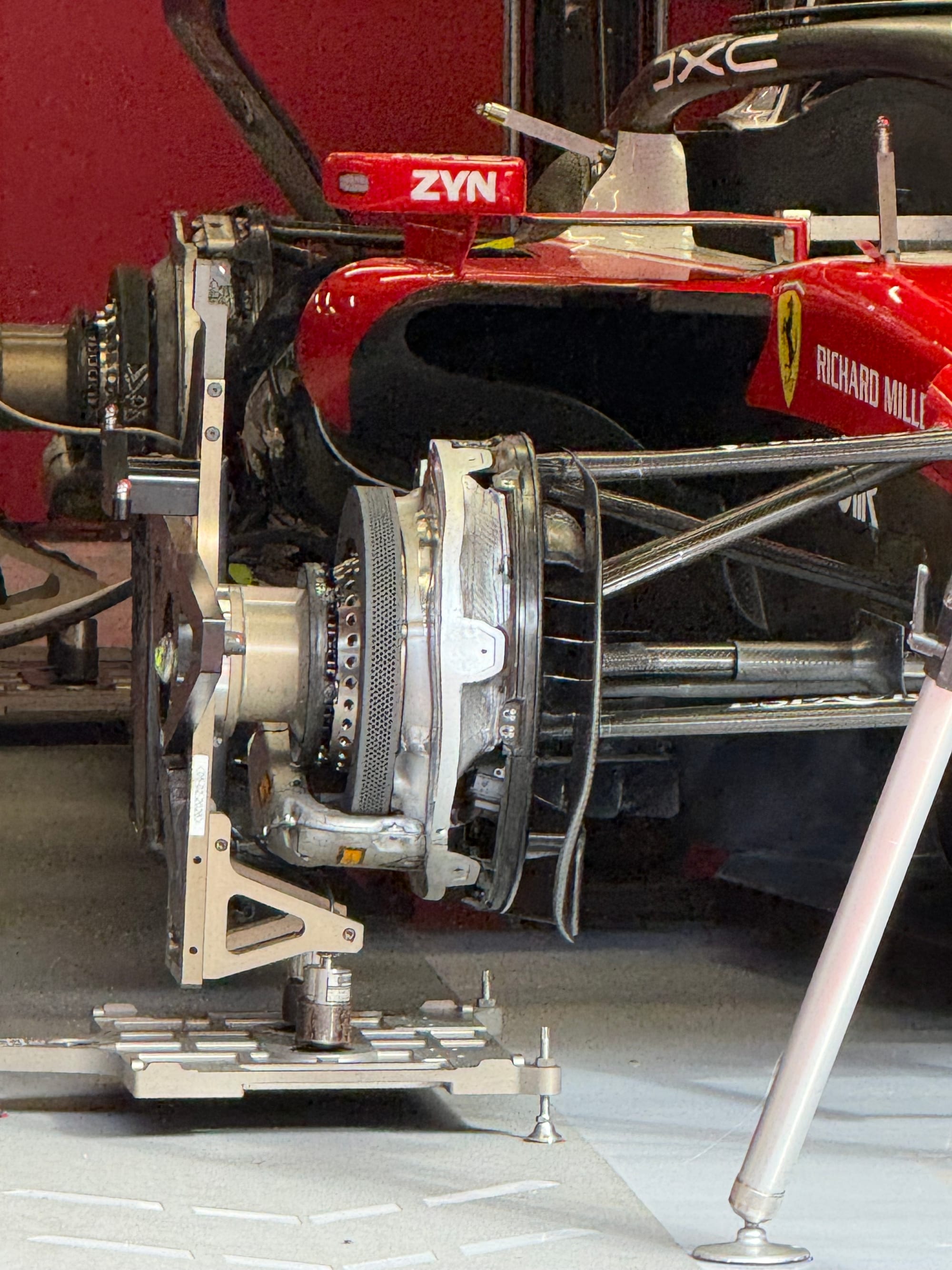 Ferrari prépare la voiture de Leclerc avec une configuration de freinage similaire à celle de Hamilton