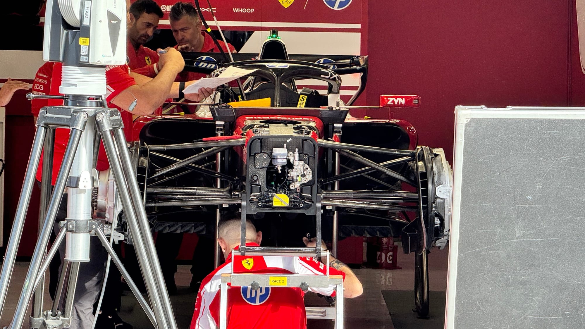 Freins Ferrari en F1 : pourquoi Leclerc change de disques et ce que cela révèle