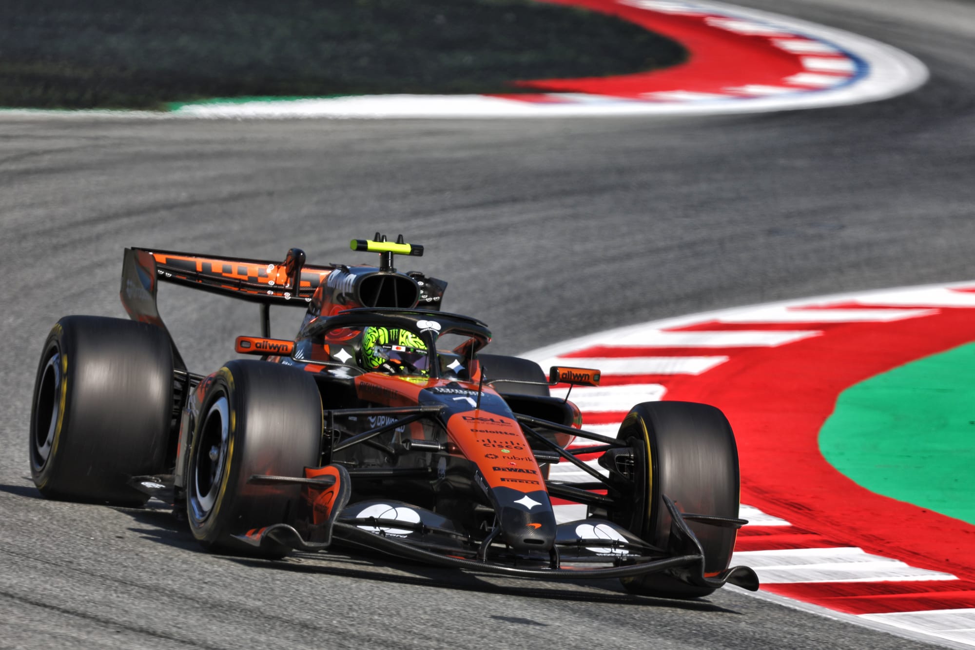 Barcelone FP2 : Norris en tête, Russell à 0,009 s malgré une sortie