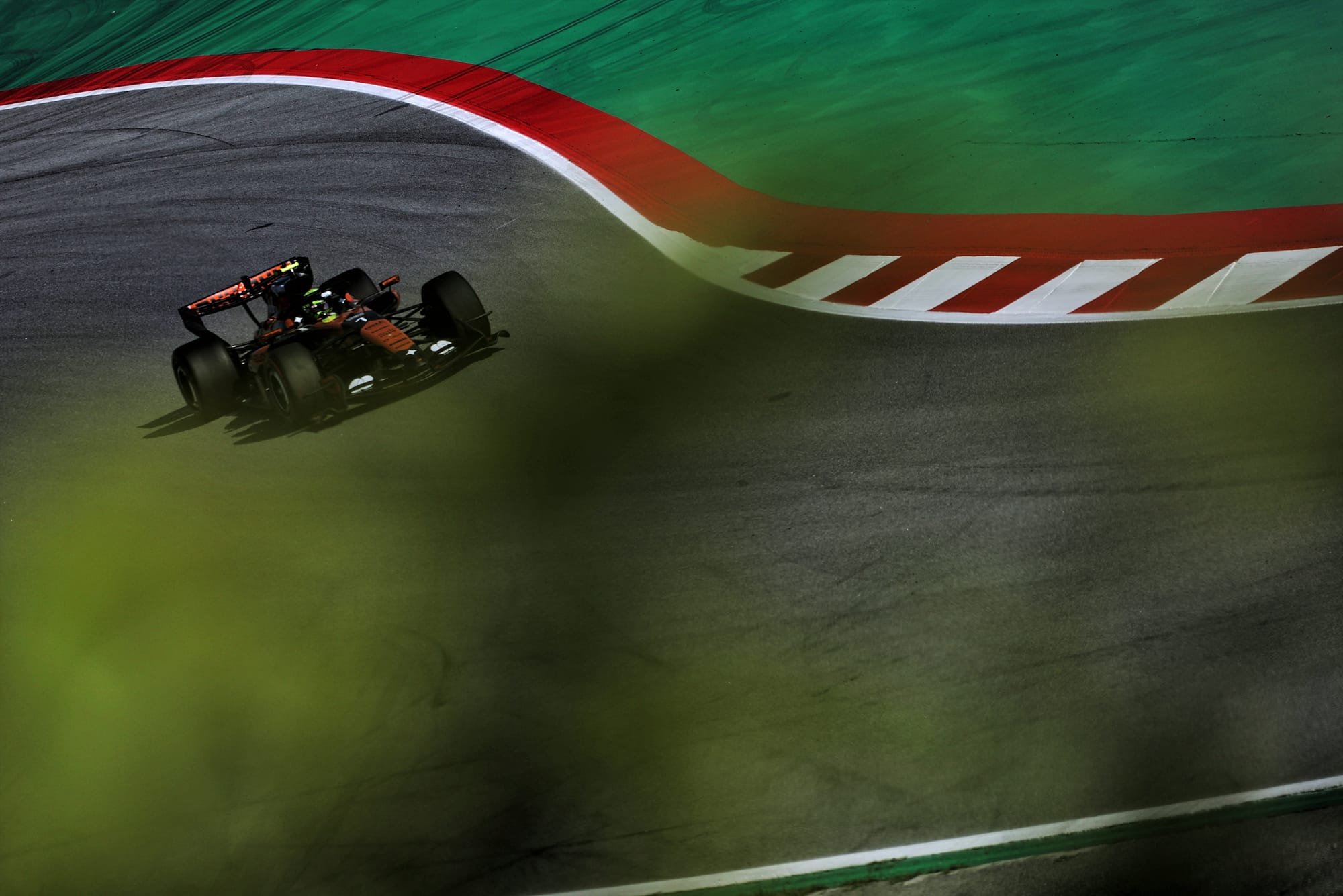 McLaren enfreint le couvre-feu à Barcelone pour sécuriser ses deux F1