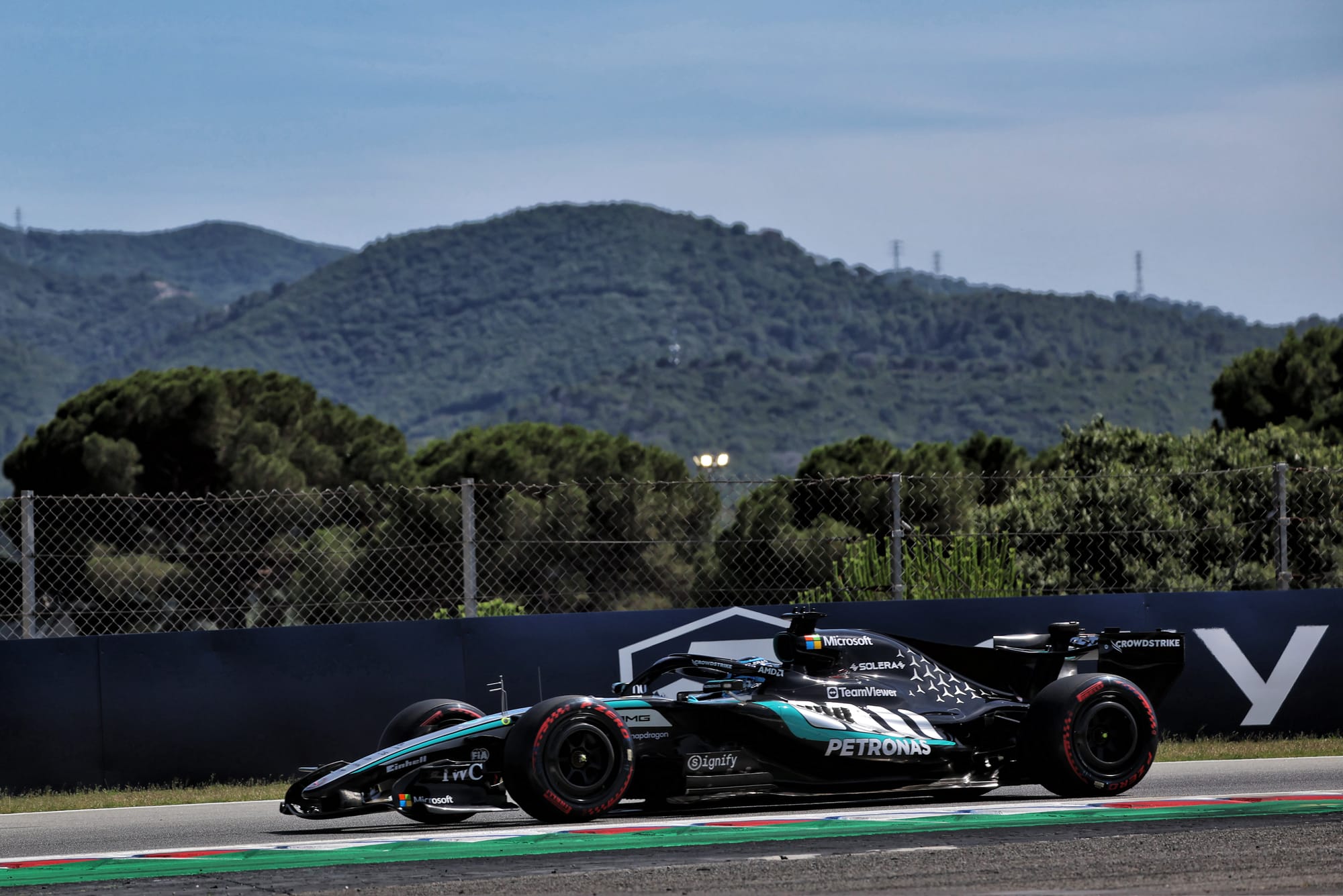 Russell décroche la pole à Barcelone, Hamilton s’intercale sur la première ligne