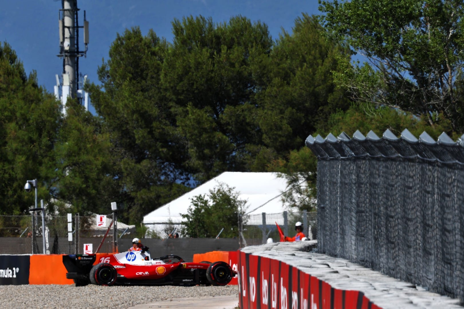 Leclerc se dit « honteux » après son crash en qualifications à Barcelone