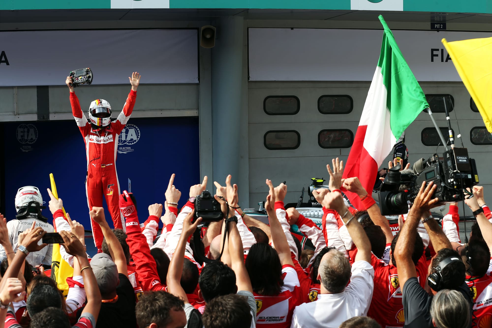 La première victoire de Hamilton avec Ferrari rappelle un grand moment de Vettel