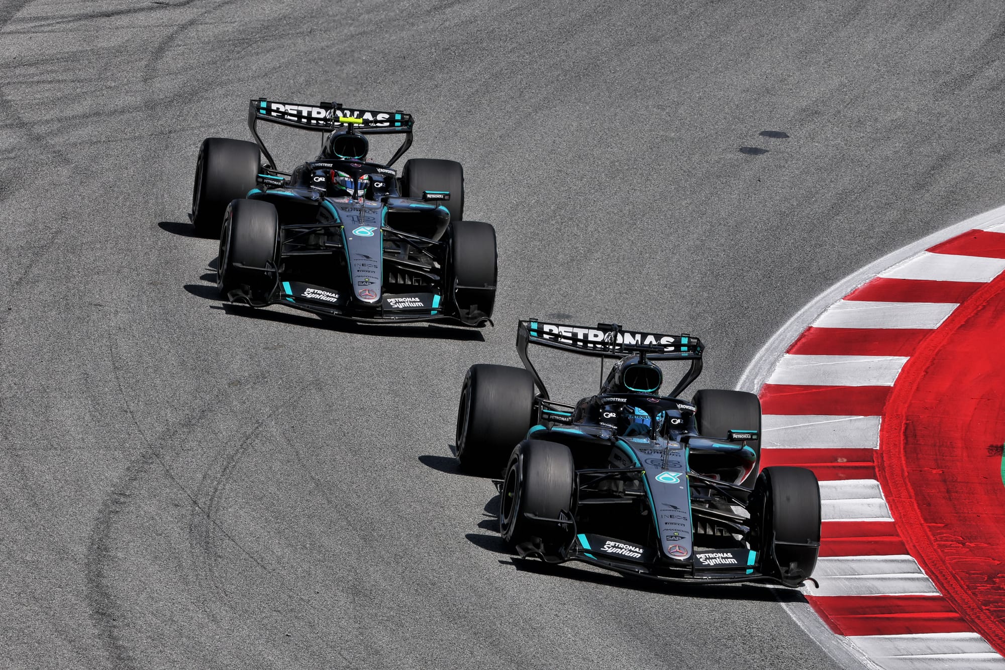 Wolff regrette le duel Russell-Antonelli : Mercedes a peut-être laissé filer la victoire à Barcelone