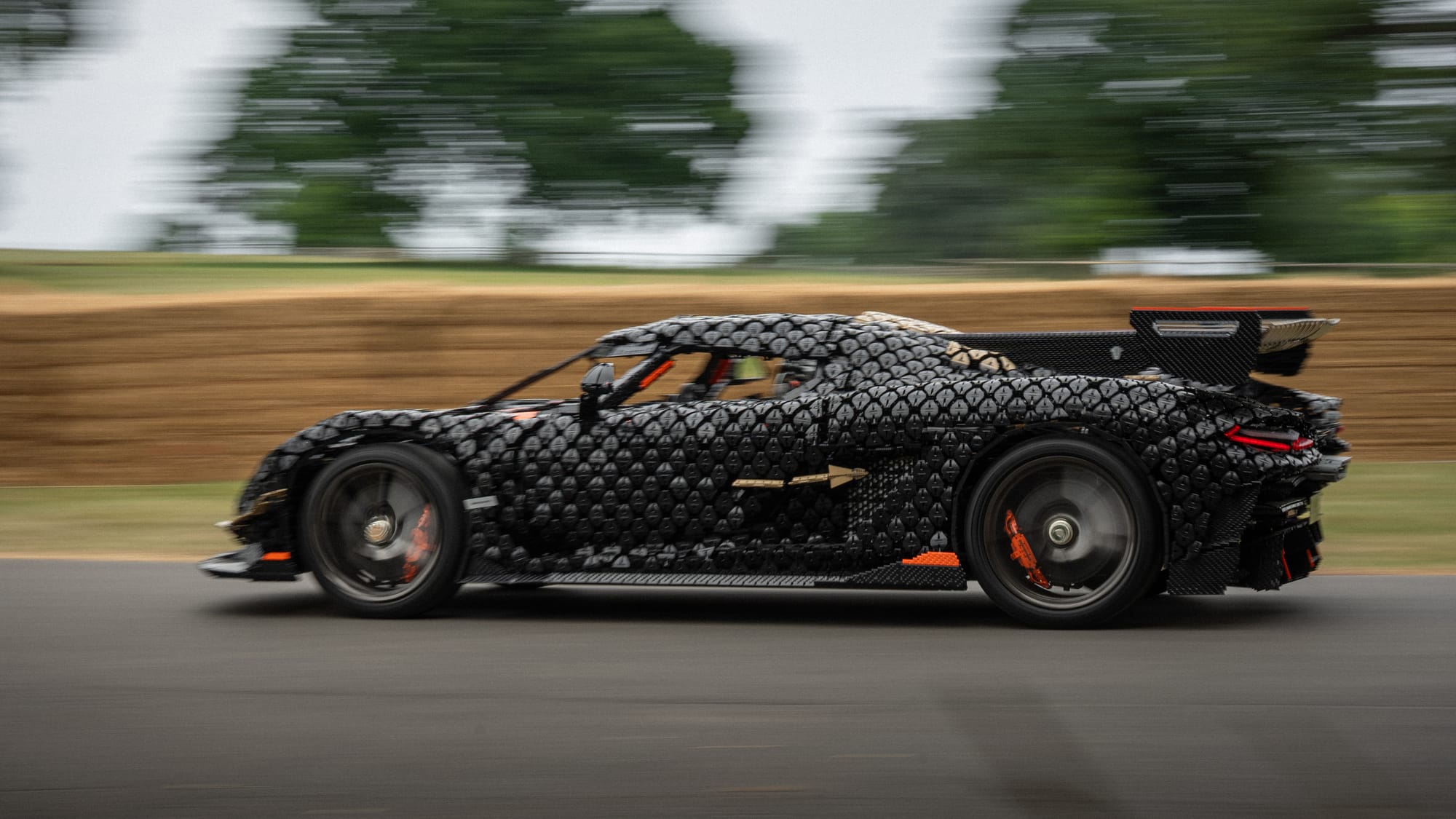 La Koenigsegg Sadair’s Spear Lego Technic 1:1 sur le tracé de Goodwood