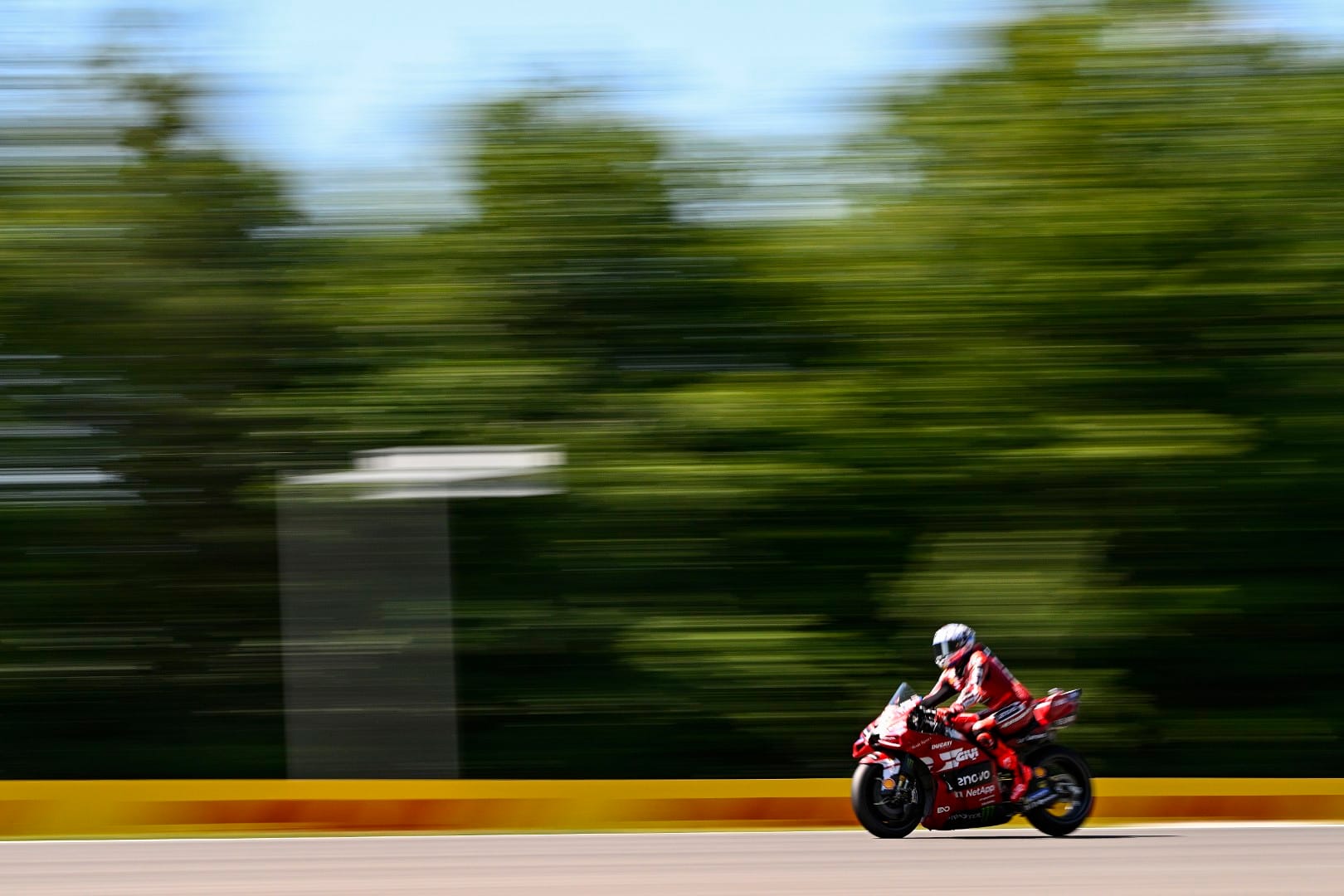 MotoGP à Brno : Marquez domine la FP1 avant de chuter, Quartararo en embuscade