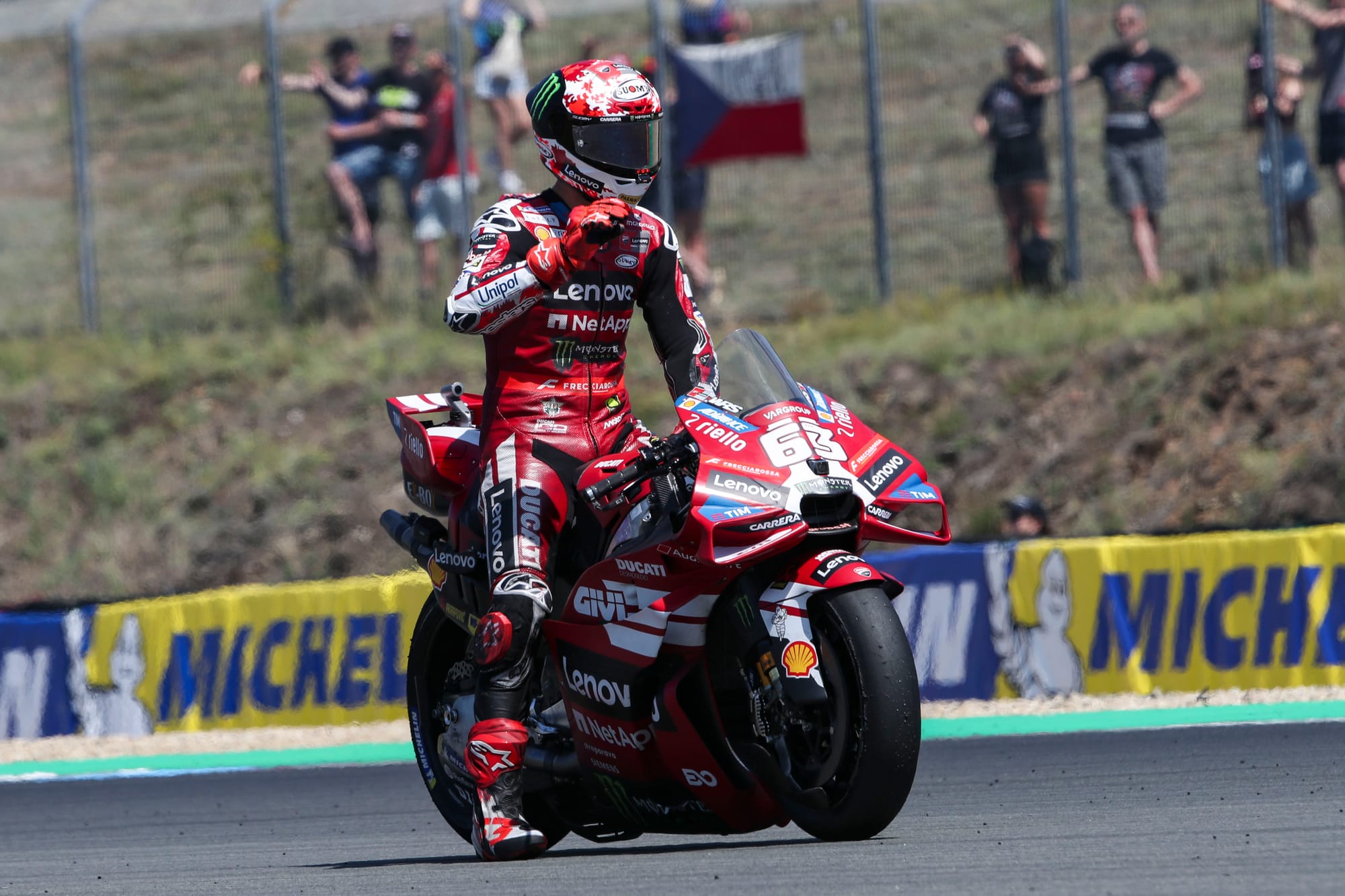 Bagnaia s’impose au sprint de Brno et décroche enfin sa première victoire en 2026