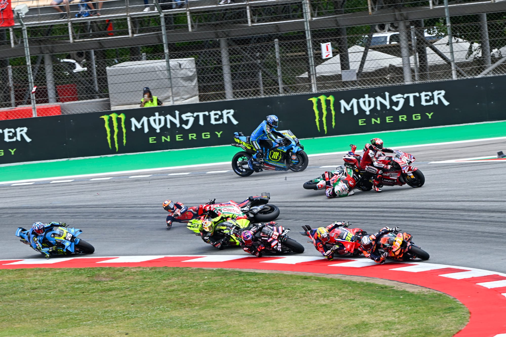 MotoGP : interdiction immédiate des dispositifs d’abaissement avant après les chutes, et nouvelles mesures de sécurité