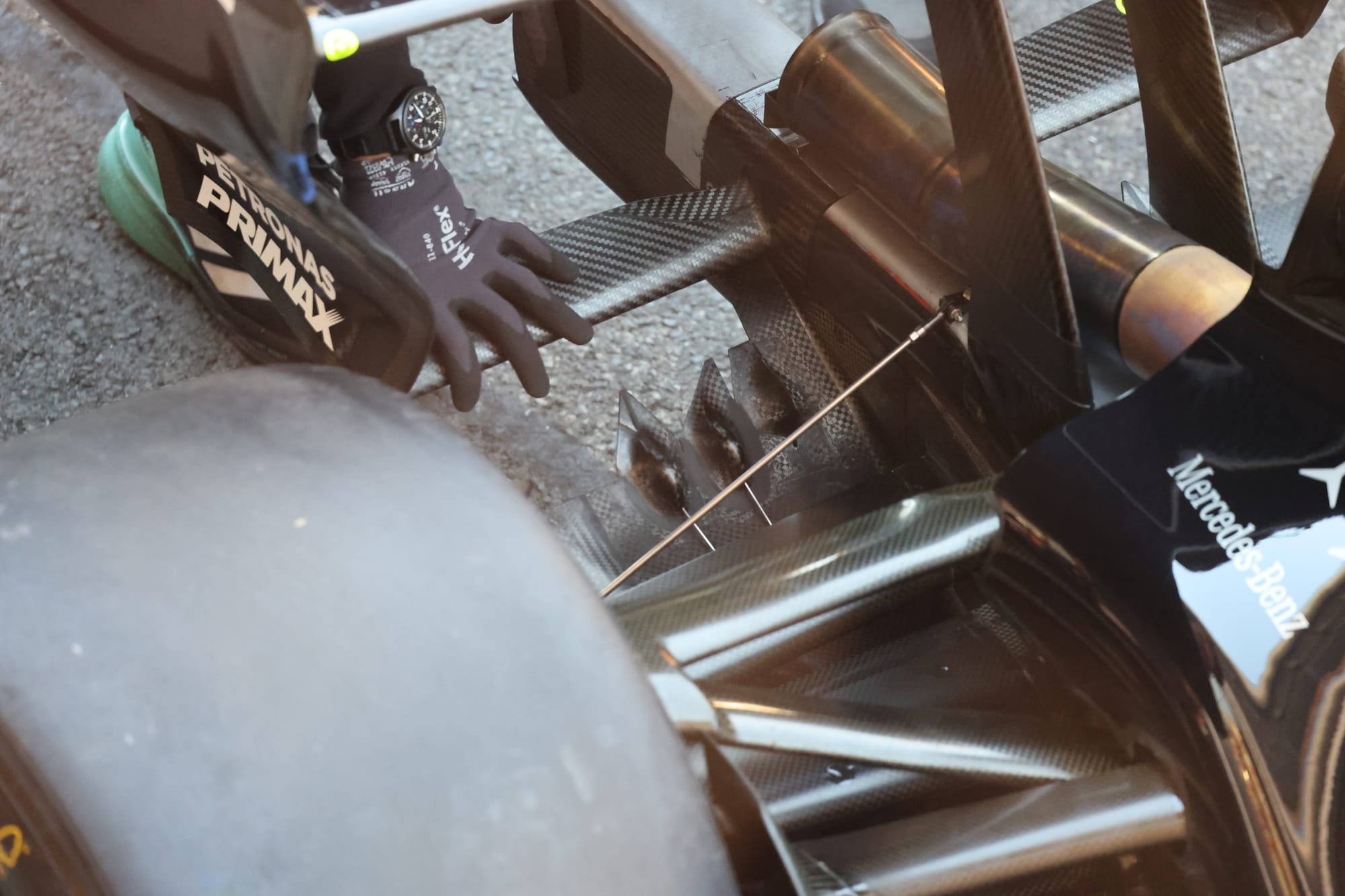 Vue détaillée du diffuseur Mercedes et de ses extensions dentelées