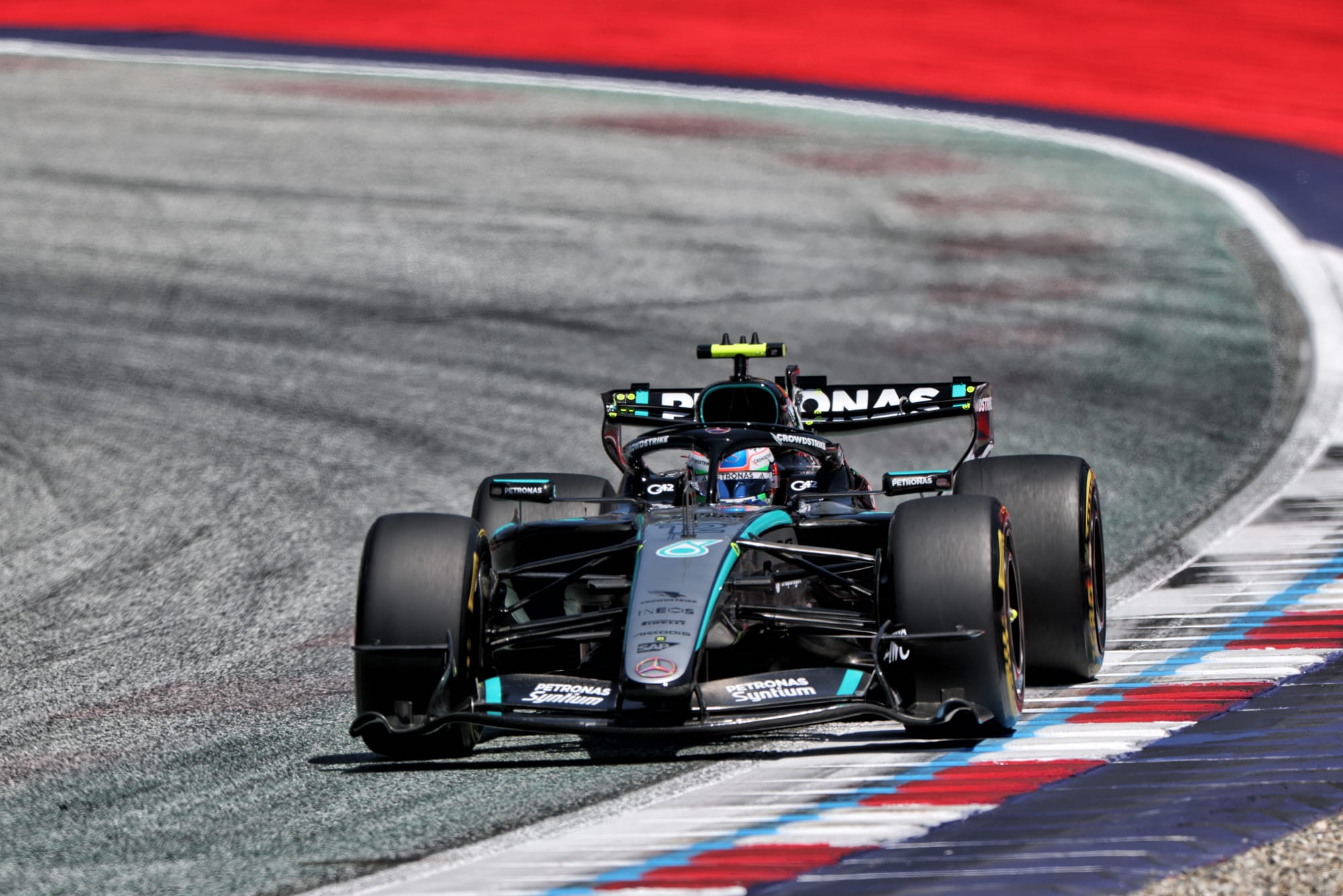 Mercedes frappe fort d’entrée en Autriche, Norris et Red Bull ralentis en FP1