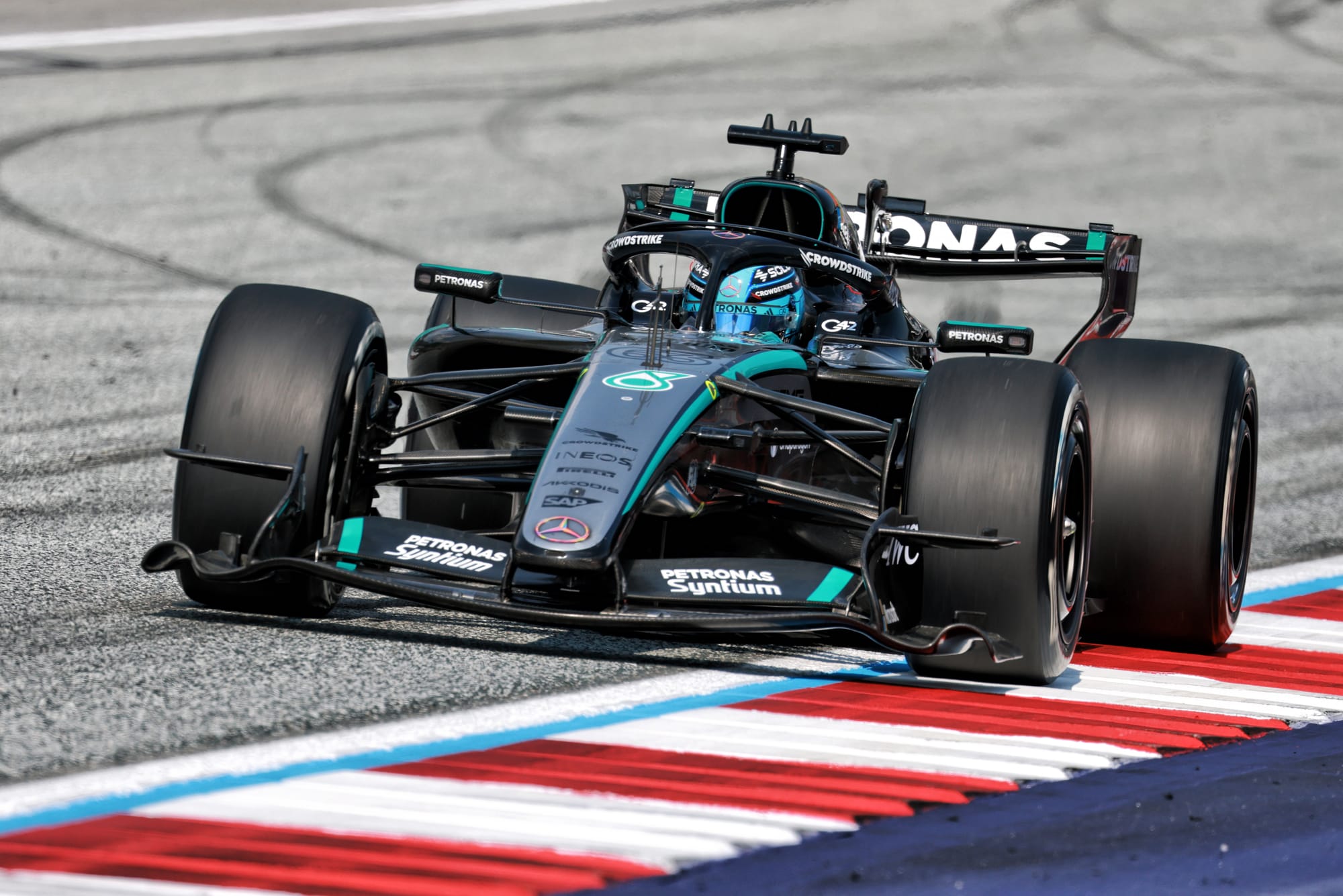 Russell résiste à Verstappen et remporte le Grand Prix d’Autriche
