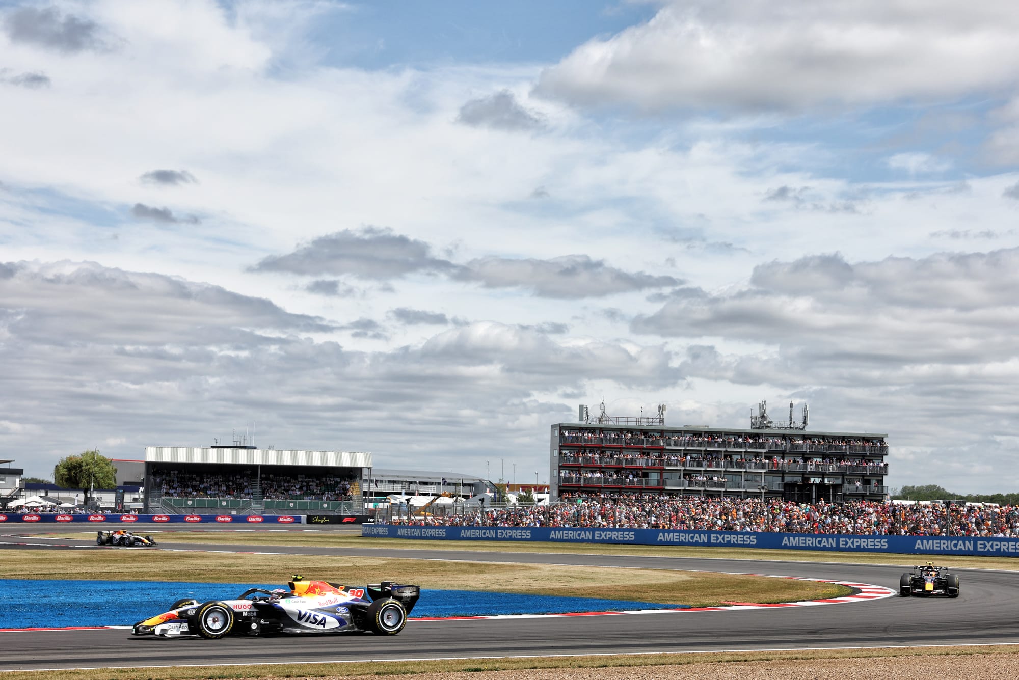 Silverstone : Liam Lawson conserve son point en sprint après un avertissement pour sa défense sur Isack Hadjar