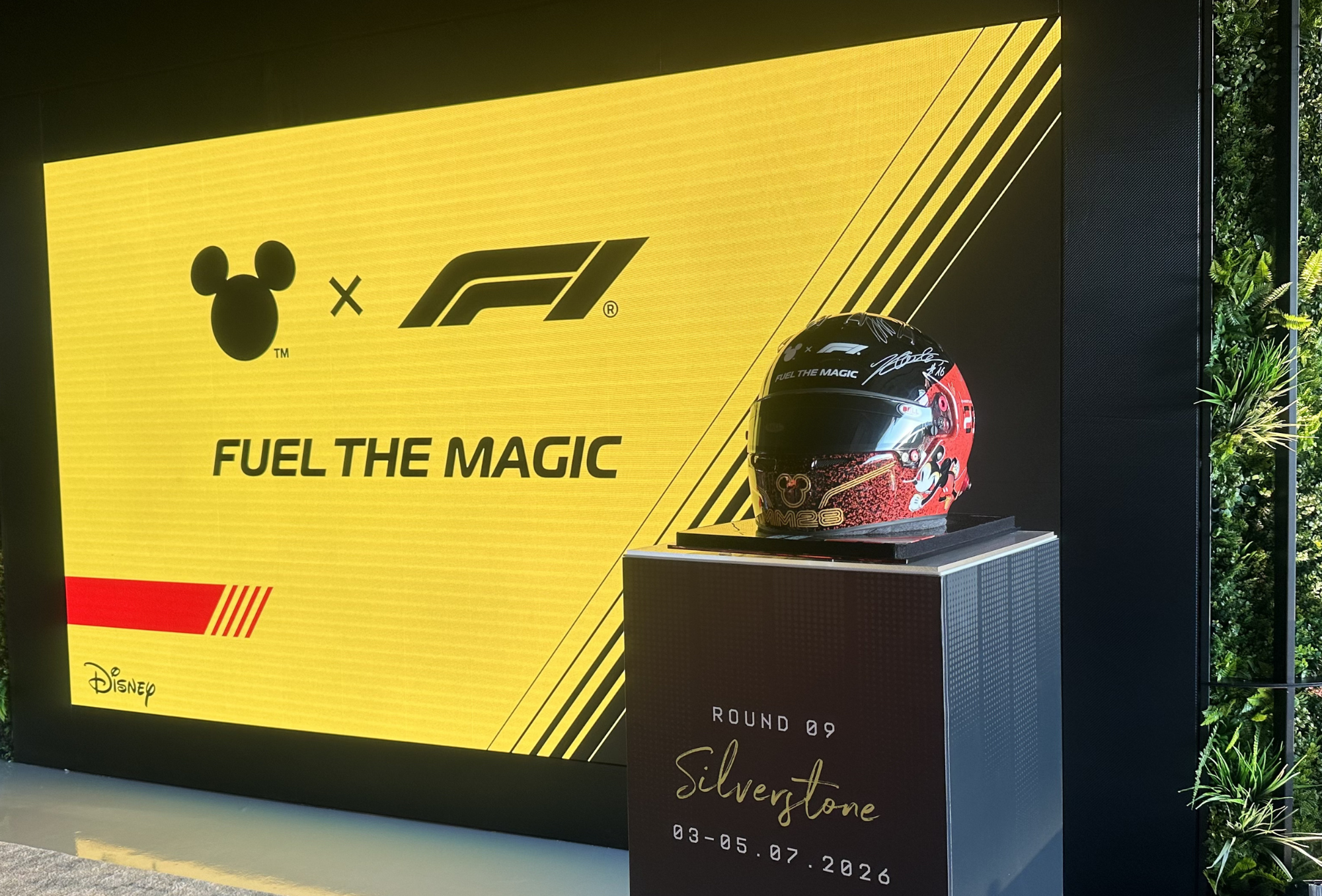 Un casque F1 Disney unique, signé à Silverstone, bientôt aux enchères pour Make-A-Wish