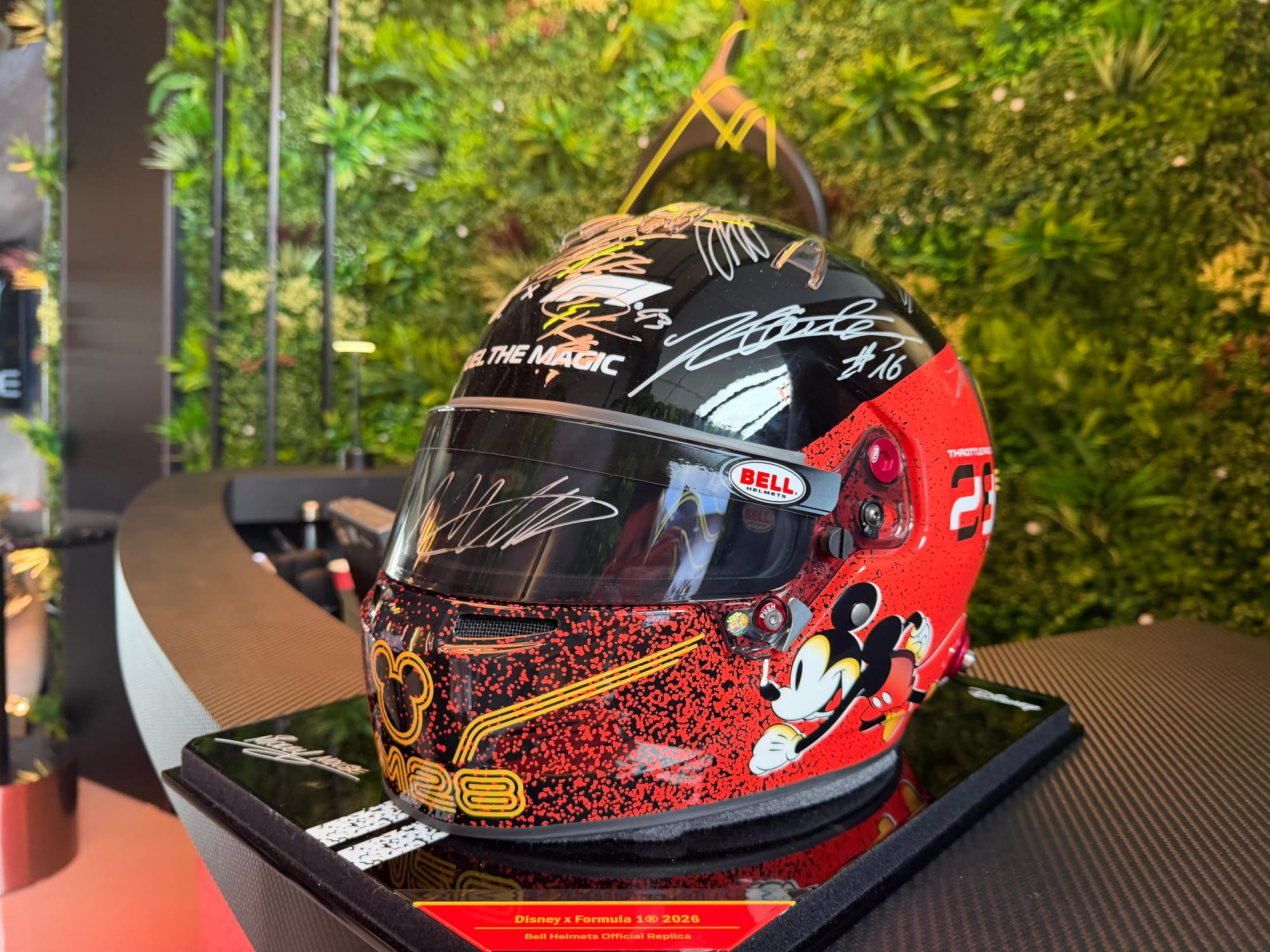 Casque Disney de Formule 1 signé, mis aux enchères pour Make-A-Wish